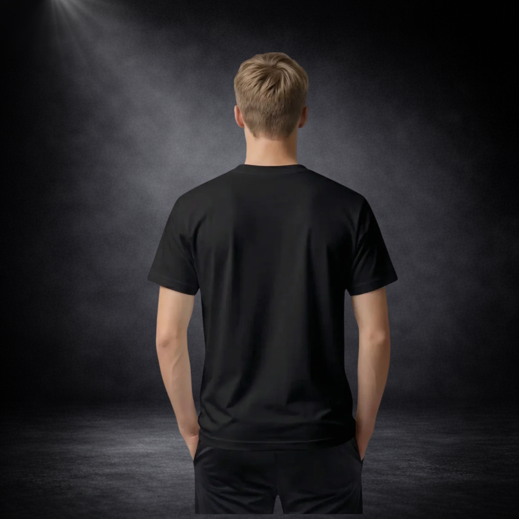 Rückansicht eines männlichen Models mit schwarzem T-Shirt ohne Aufdruck vor dunklem Studio-Hintergrund