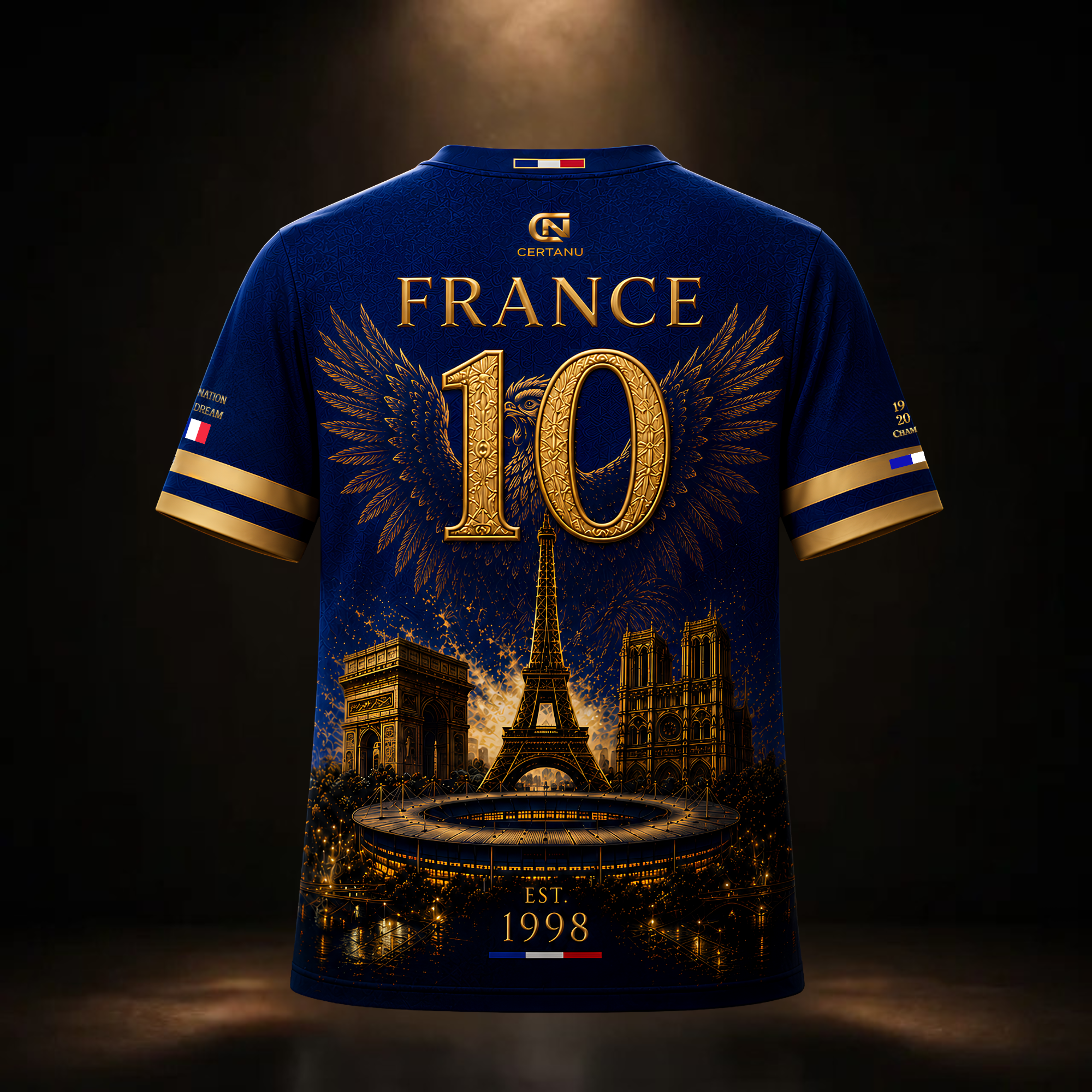 Rückansicht eines dunkelblauen CERTANU Frankreich Fußball Fan-Shirts mit luxuriösem Gold-Design. Das Motiv zeigt den Schriftzug „FRANCE“, eine große goldene Nummer 10 mit stilisierten Flügeln sowie den Eiffelturm, den Arc de Triomphe, die Kathedrale Notre-Dame und ein beleuchtetes Fußballstadion. Die Jahreszahl 1998 erinnert an den ersten Weltmeistertitel Frankreichs. Französische Flaggen-Details am Kragen und an den Ärmeln ergänzen das hochwertige Design. Exklusives Frankreich Fan-Shirt im Premium-Football