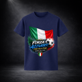 Blaues Italien Fußball T-Shirt mit „Forza Azzurri – Fino Alla Fine World Cup 2026“ Design, italienischer Flagge und Fußballmotiv, freigestellt vor dunklem Studiohintergrund