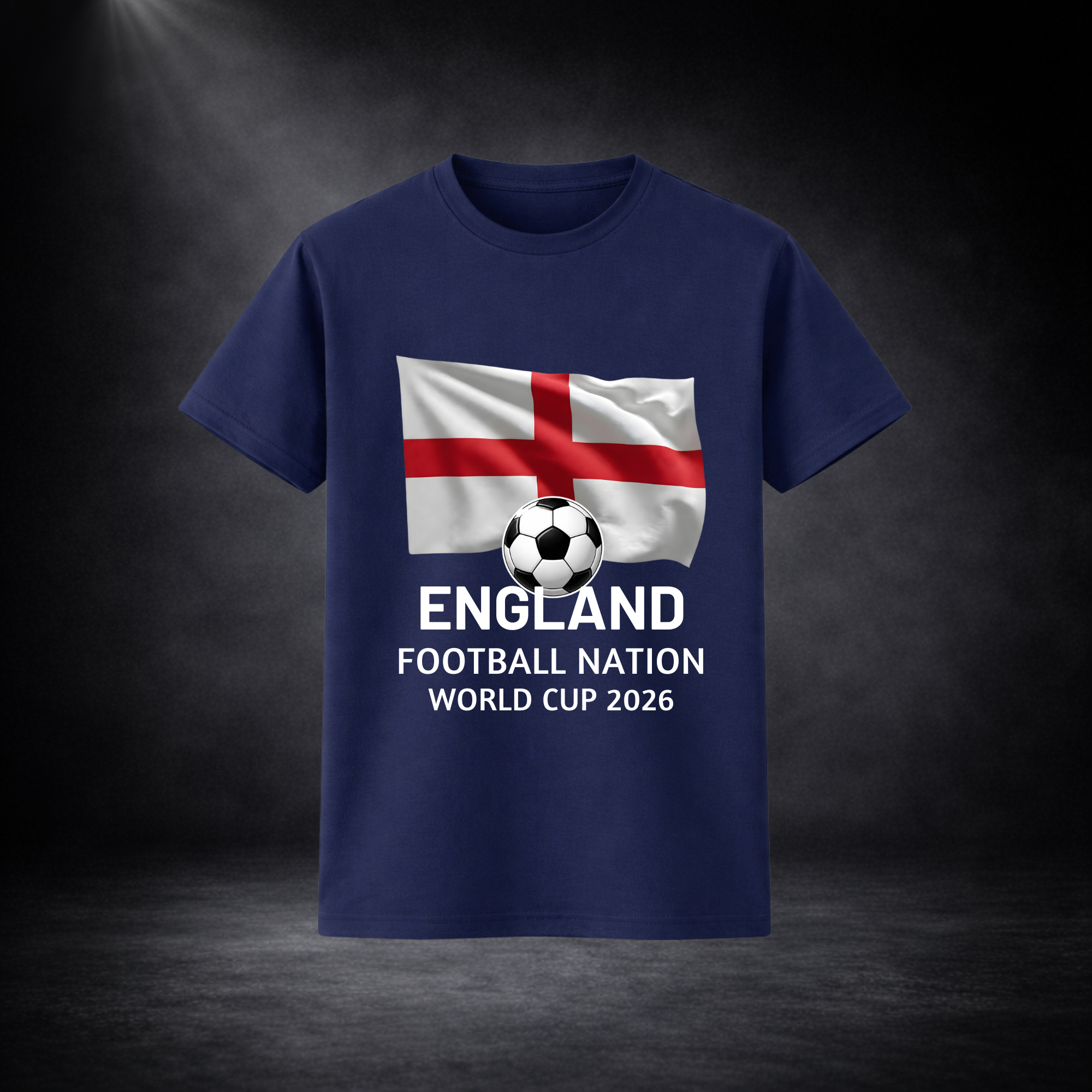 Blaues T-Shirt mit England-Flagge, Fußballmotiv und Schriftzug „England Football Nation World Cup 2026“, freigestellt vor dunklem Studio-Hintergrund