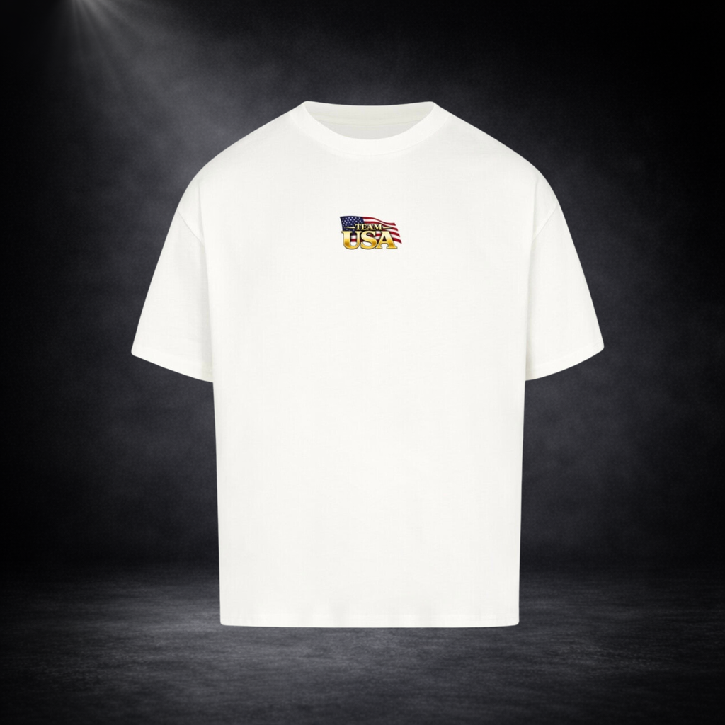 Weißes oversized T-Shirt Vorderseite mit kleinem „Team USA“-Logo auf der Brust, US-Flaggen-Element, dunkler Studio-Hintergrund
