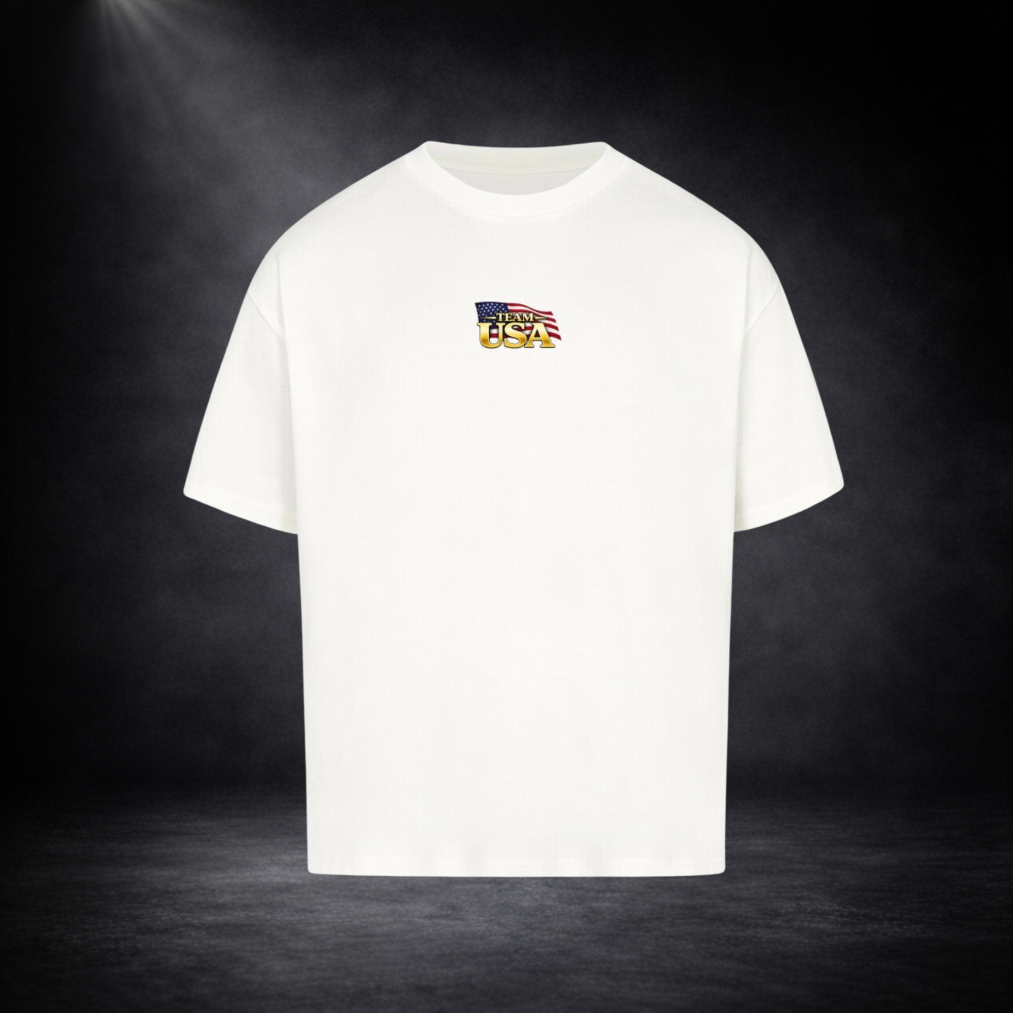 Weißes oversized T-Shirt Vorderseite mit kleinem „Team USA“-Logo auf der Brust, US-Flaggen-Element, dunkler Studio-Hintergrund