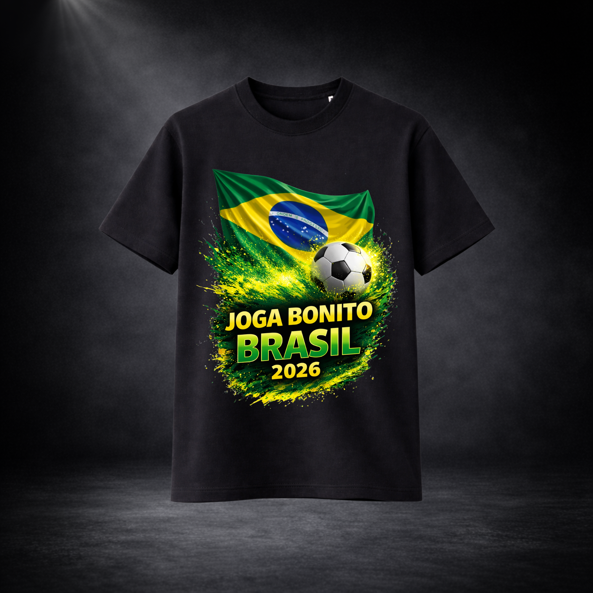 Schwarzes Fußball T-Shirt mit Brasilien Design „Joga Bonito Brasil 2026“, Frontansicht mit Brasilien Flagge und Fußball Grafik, Fan Shirt für WM 2026, modernes Streetwear T-Shirt für Fußballfans