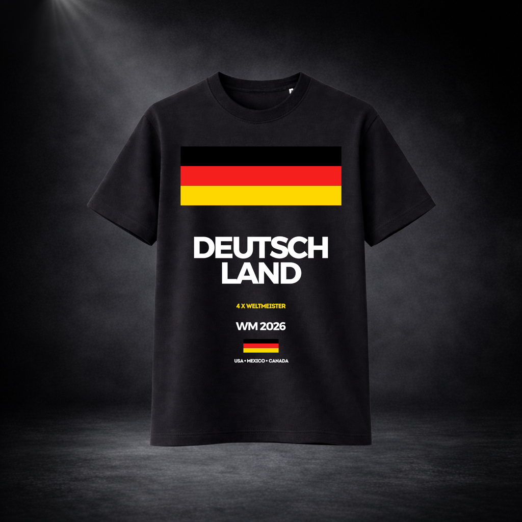 Schwarzes Deutschland Fußball T-Shirt mit großem Frontprint „DEUTSCHLAND WM 2026“, Flaggen-Design und „4x Weltmeister“, cleanes Produktbild im Studio mit dunklem Hintergrund