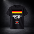 Schwarzes Deutschland Fußball T-Shirt mit großem Frontprint „DEUTSCHLAND WM 2026“, Flaggen-Design und „4x Weltmeister“, cleanes Produktbild im Studio mit dunklem Hintergrund