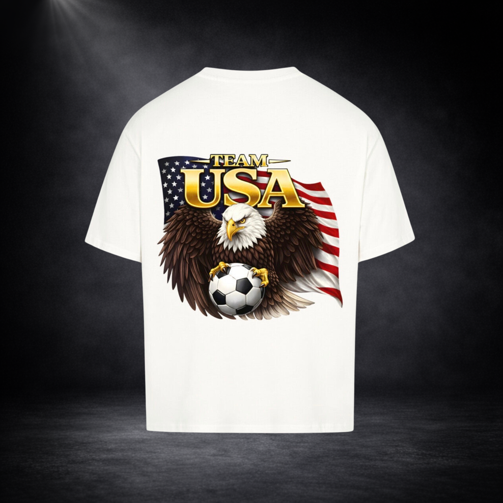 Weises oversized T-Shirt Rückseite mit großem „Team USA“-Print, Adler mit Fußball vor US-Flagge, dunkler Studio-Hintergrund