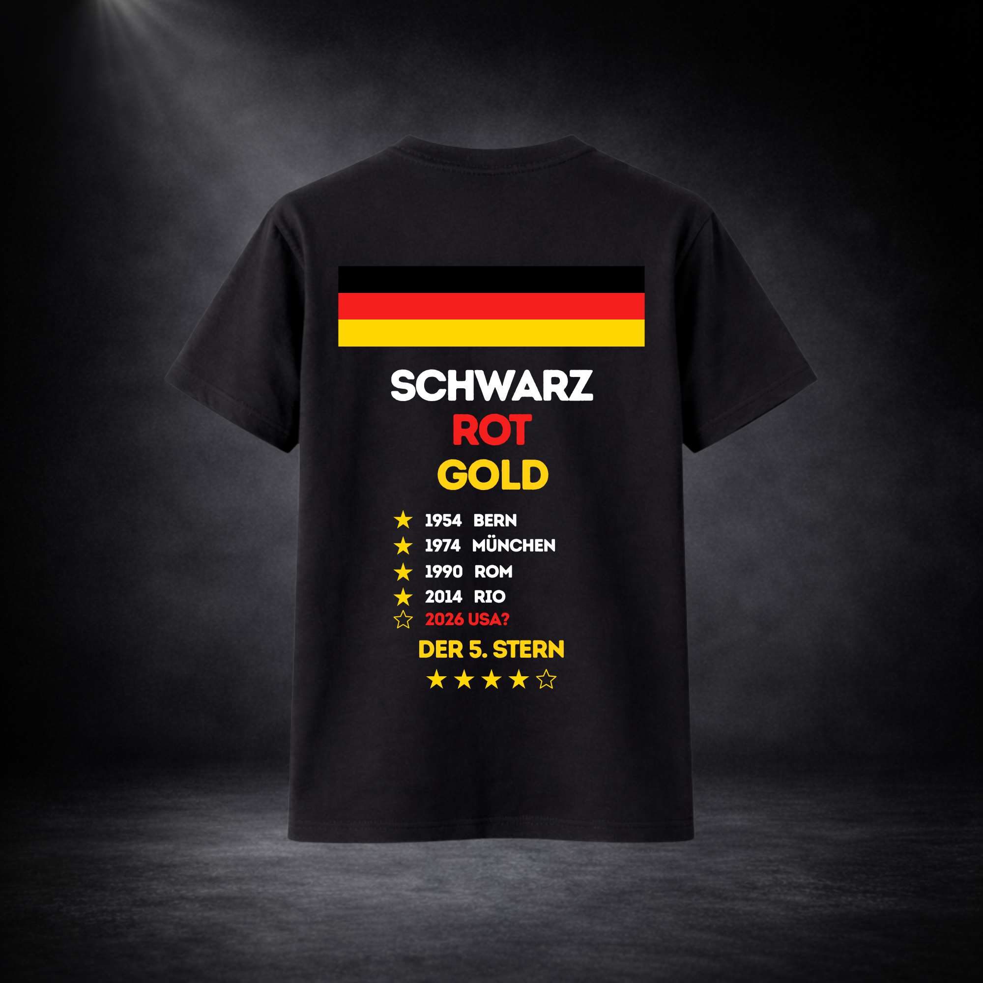 Schwarzes Deutschland T-Shirt Rückseite mit „Schwarz Rot Gold“ Design, Weltmeister-Jahre 1954–2014 und WM 2026 Motiv, große Rückenprint Grafik im Studiohintergrund