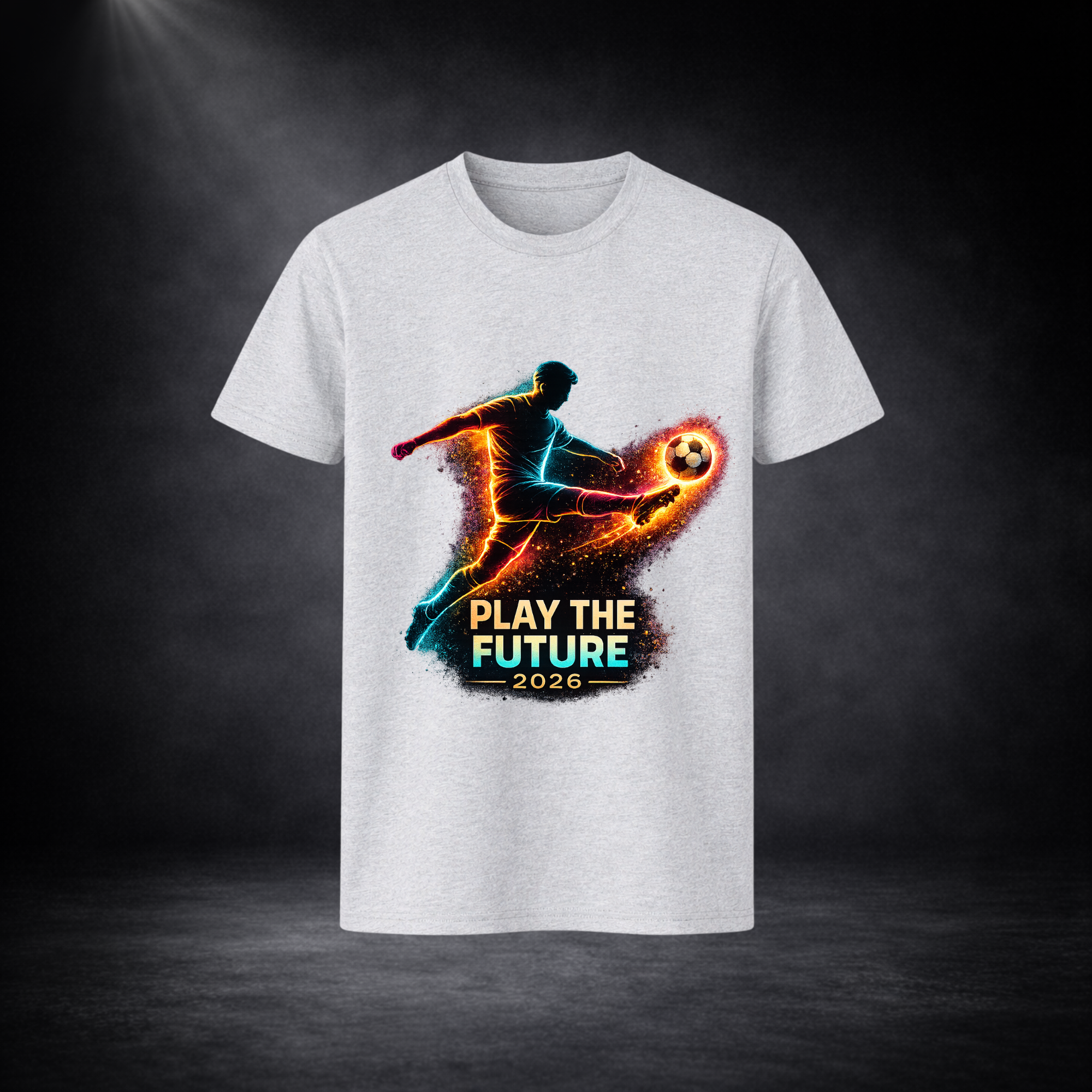Hellgraues T-Shirt mit leuchtendem Fußballspieler-Print und Schriftzug „Play the Future 2026“, freigestellt vor dunklem Studio-Hintergrund