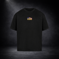 Schwarzes Oversized T-Shirt mit kleinem „Team USA“-Logo auf der Brust, freigestellt vor dunklem Studio-Hintergrund