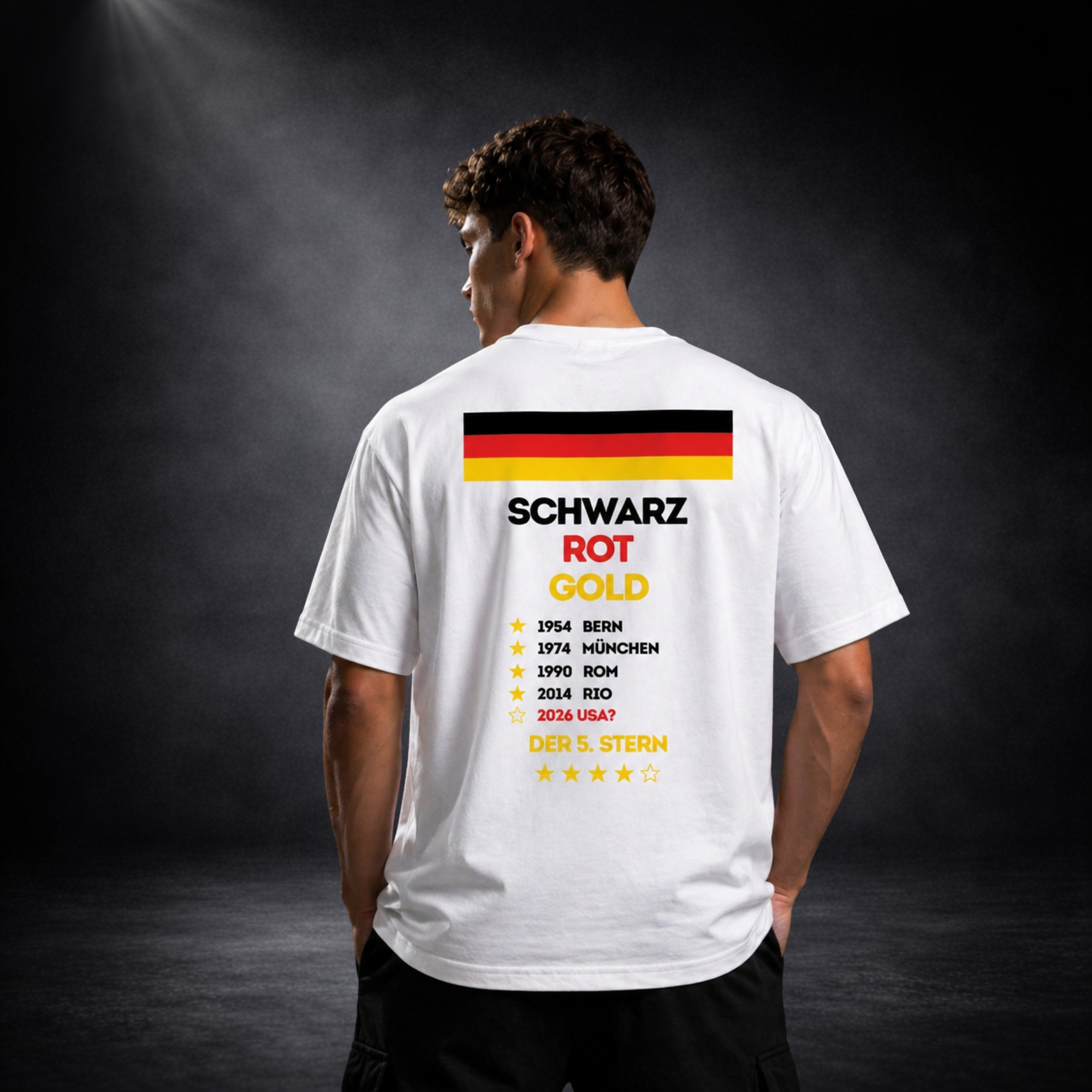 Rückansicht eines männlichen Models mit weißem Deutschland Fußball T-Shirt, großem „Schwarz Rot Gold“ Print, WM Titel 1954–2014 und „Der 5. Stern 2026“ Design, Studioaufnahme dunkler Hintergrund