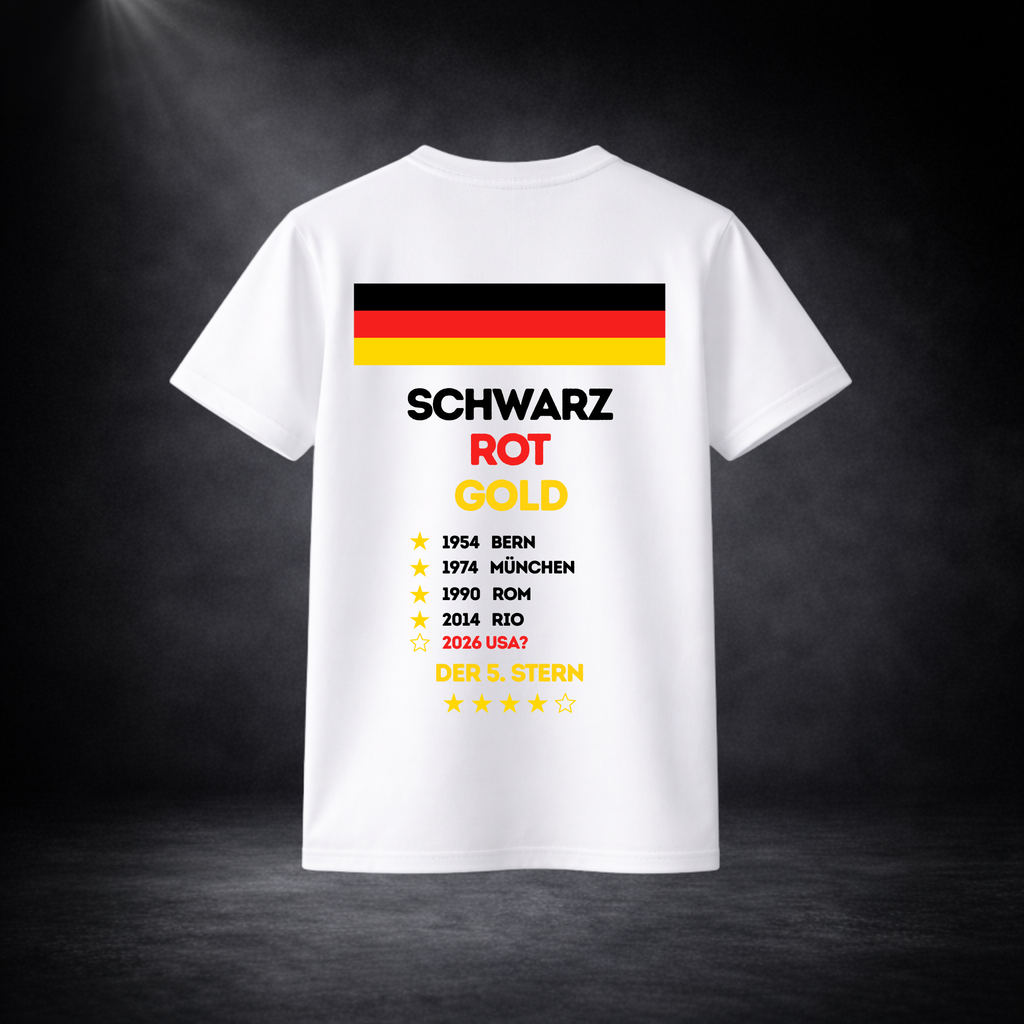 Weißes Deutschland Fußball T-Shirt Rückseite mit Flaggenstreifen und „Schwarz Rot Gold“ Print, WM Titel 1954–2014 sowie „Der 5. Stern 2026“ Design, cleanes Produktbild im Studio mit dunklem Hintergrund