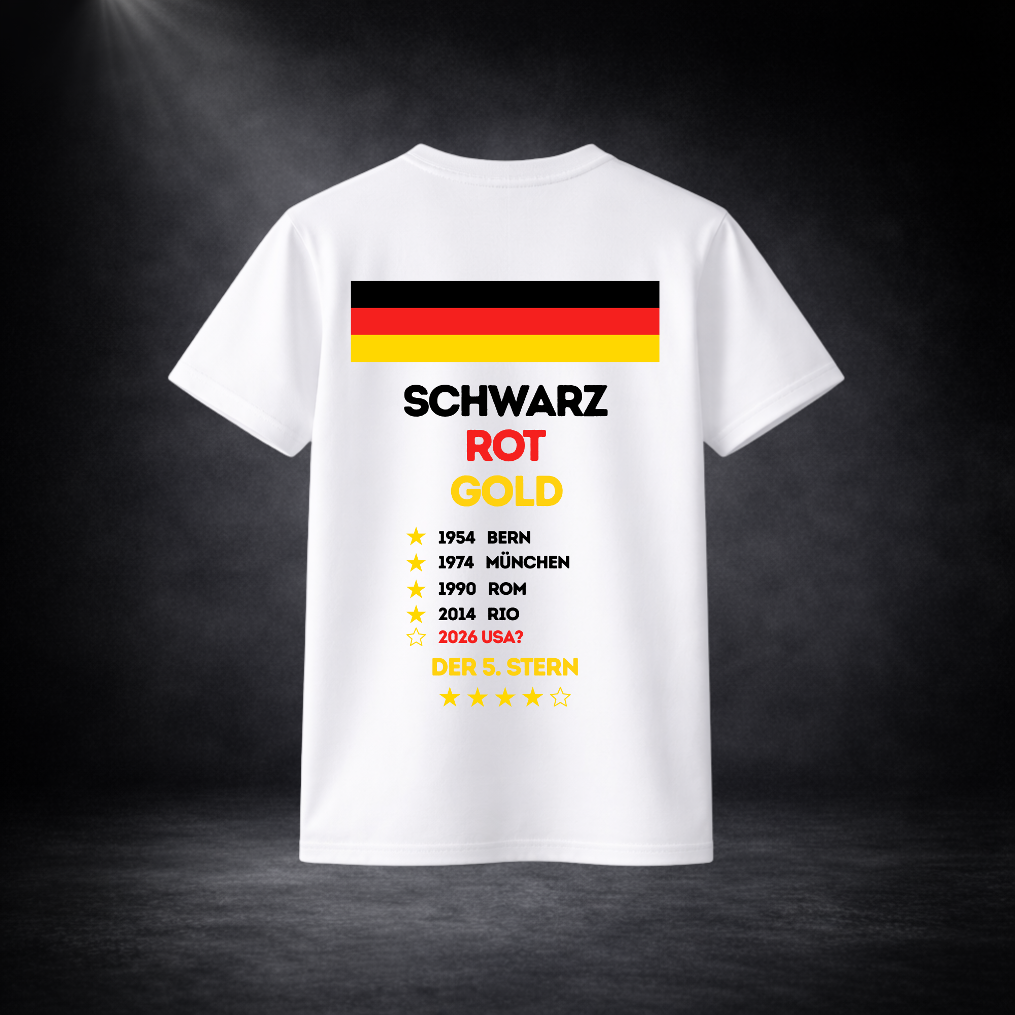 Weißes Deutschland Fußball T-Shirt Rückseite mit Flaggenstreifen und „Schwarz Rot Gold“ Print, WM Titel 1954–2014 sowie „Der 5. Stern 2026“ Design, cleanes Produktbild im Studio mit dunklem Hintergrund