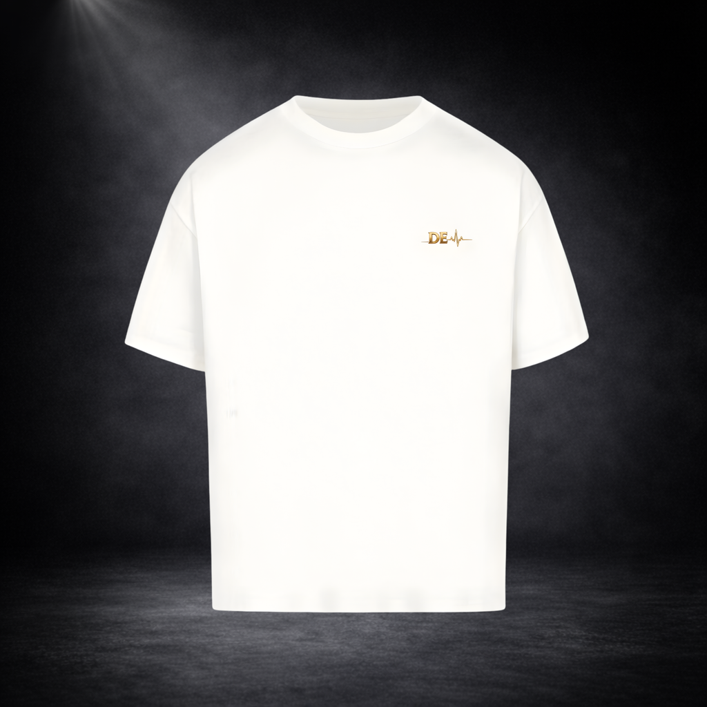 Weißes T-Shirt in Frontansicht vor dunklem Studio-Hintergrund, mit kleinem goldenen „DE“-Logo und Herzschlag-Linie auf der Brust in minimalistischem Design