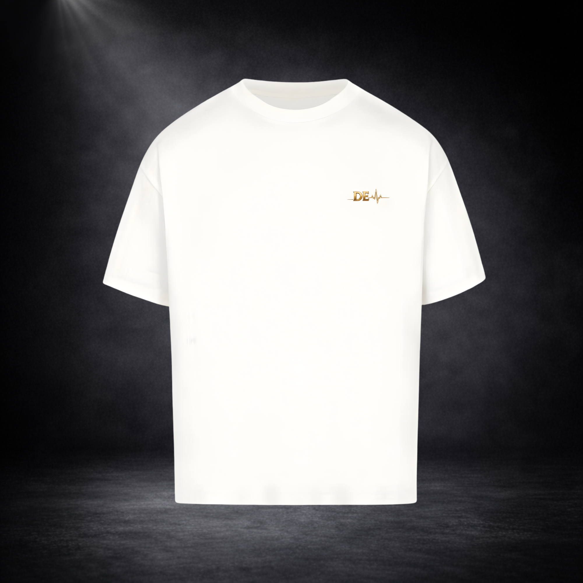 Weißes T-Shirt in Frontansicht vor dunklem Studio-Hintergrund, mit kleinem goldenen „DE“-Logo und Herzschlag-Linie auf der Brust in minimalistischem Design
