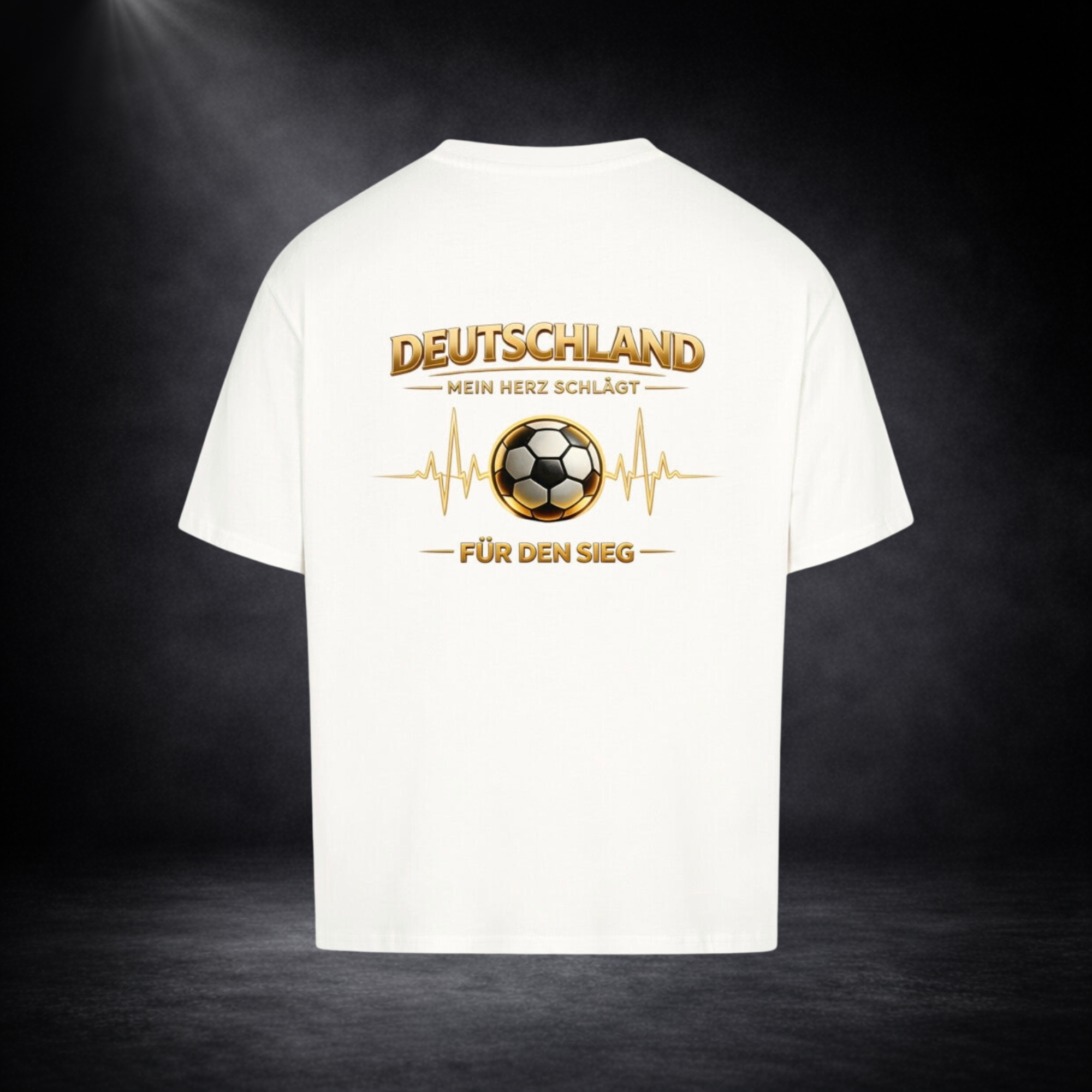 Weißes T-Shirt in Rückansicht vor dunklem Studio-Hintergrund, mit großem goldenen Fußballmotiv und Schriftzug „Deutschland – Mein Herz schlägt für den Sieg“ in hochwertigem Design