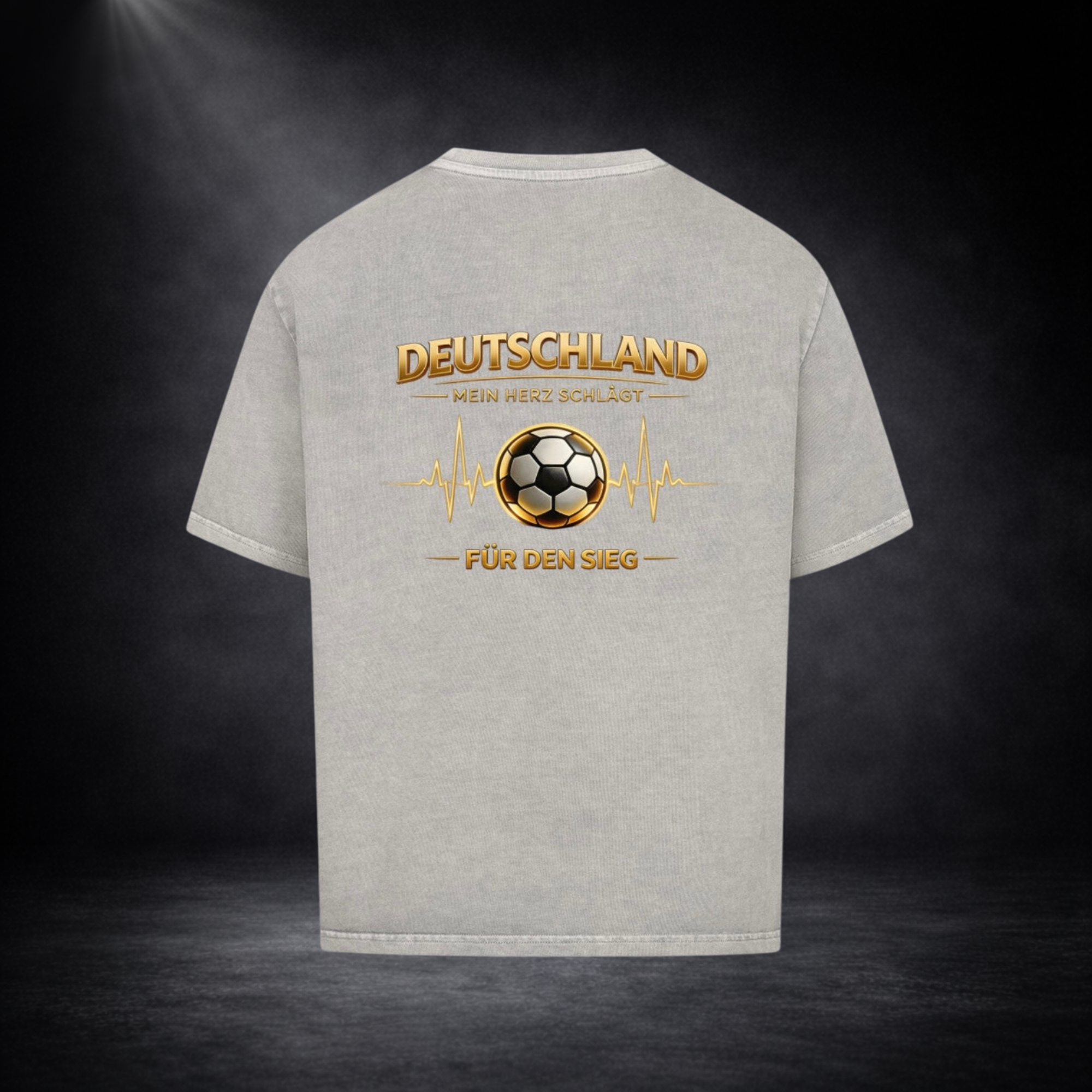 Hellgraues T-Shirt in Rückansicht vor dunklem Studio-Hintergrund, mit großem goldenen Fußballmotiv und Schriftzug „Deutschland – Mein Herz schlägt für den Sieg“ in hochwertigem Design