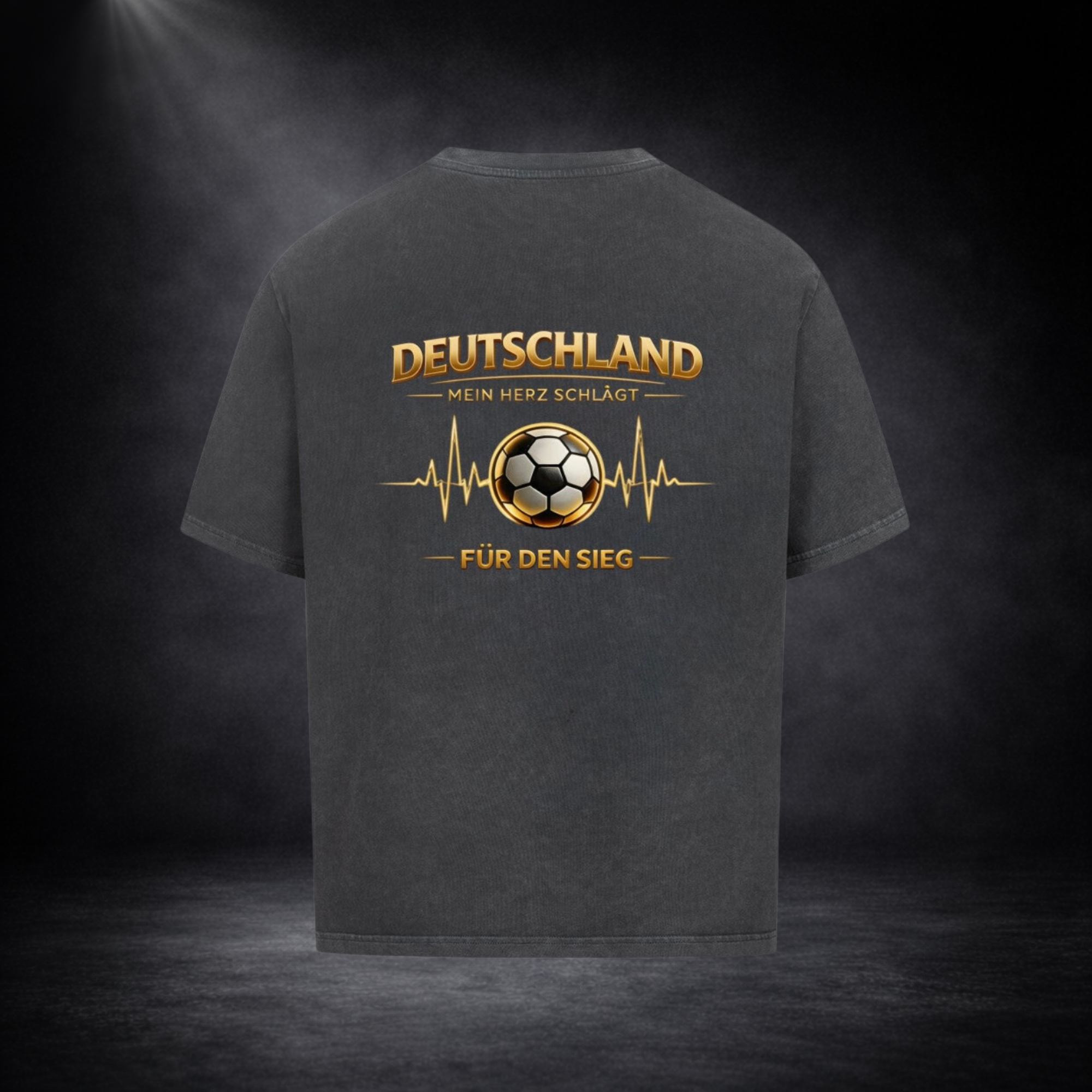 Dunkelgraues T-Shirt in Rückansicht vor dunklem Studio-Hintergrund, mit großem goldenen Fußballmotiv und Schriftzug „Deutschland – Mein Herz schlägt für den Sieg“ in edlem Design