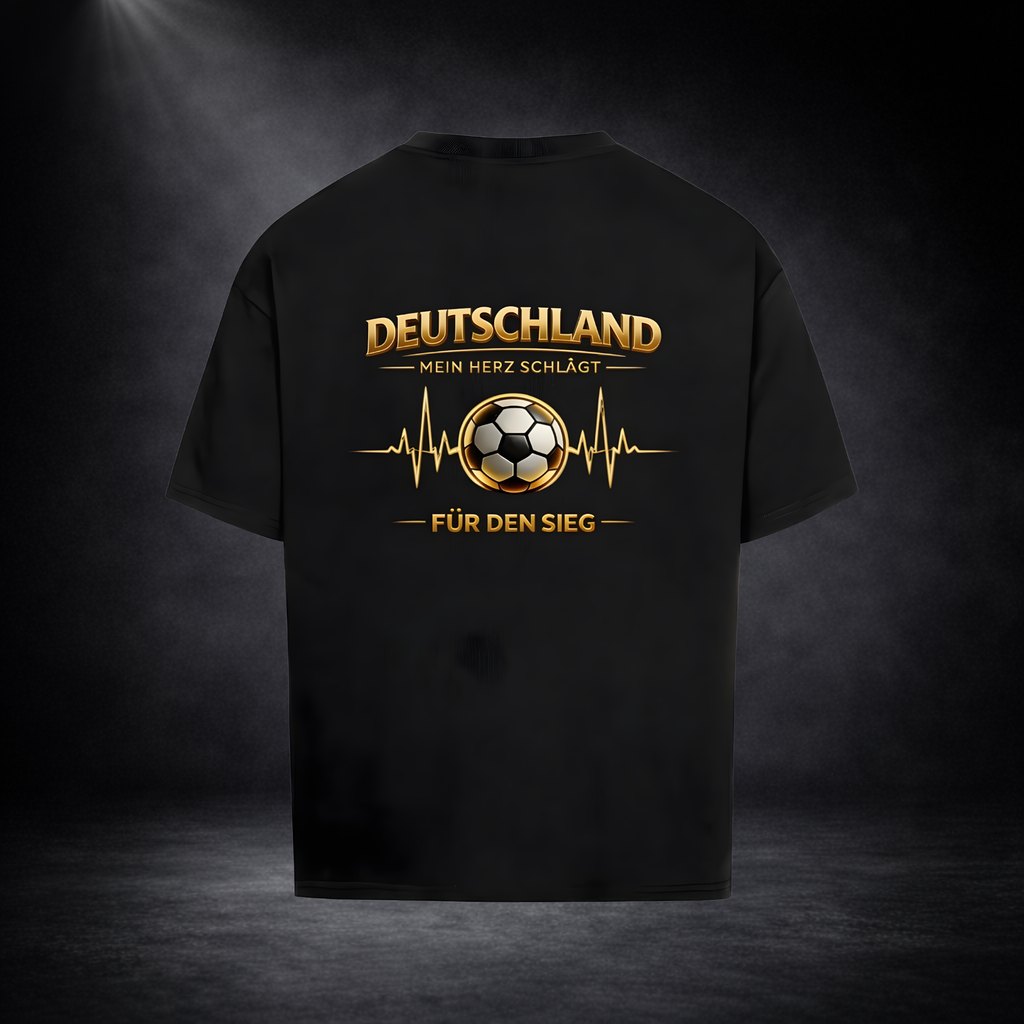 Schwarzes T-Shirt von hinten vor dunklem Studio-Hintergrund, mit goldenem Fußball-Design und Schriftzug „Deutschland – Mein Herz schlägt für den Sieg“, ergänzt durch Herzschlag-Linien im Premium-Look