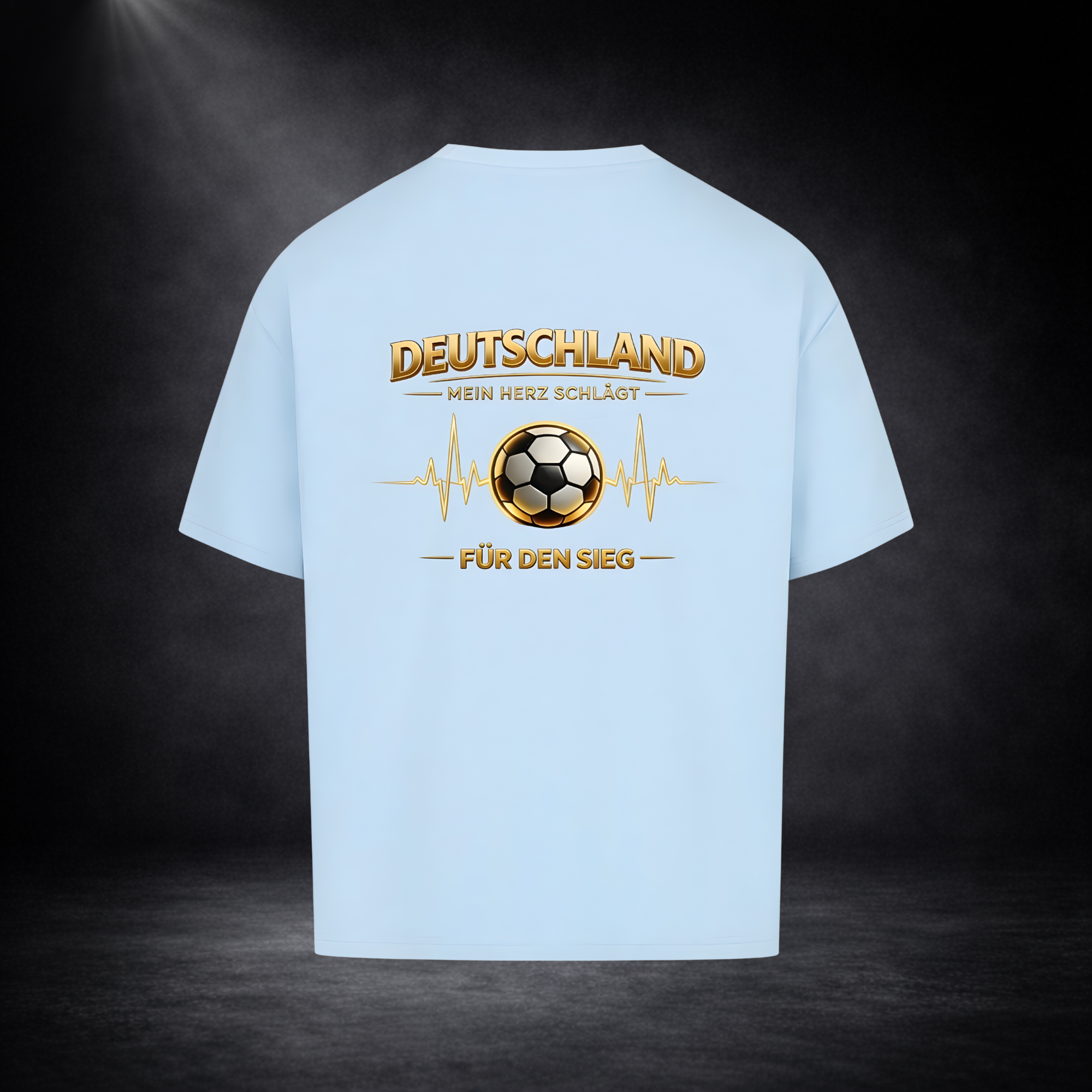 Hellblaues T-Shirt von hinten vor dunklem Studio-Hintergrund, mit großem goldenem Fußball-Design und Schriftzug „Deutschland – Mein Herz schlägt für den Sieg“ sowie Herzschlag-Linien im Premium-Stil