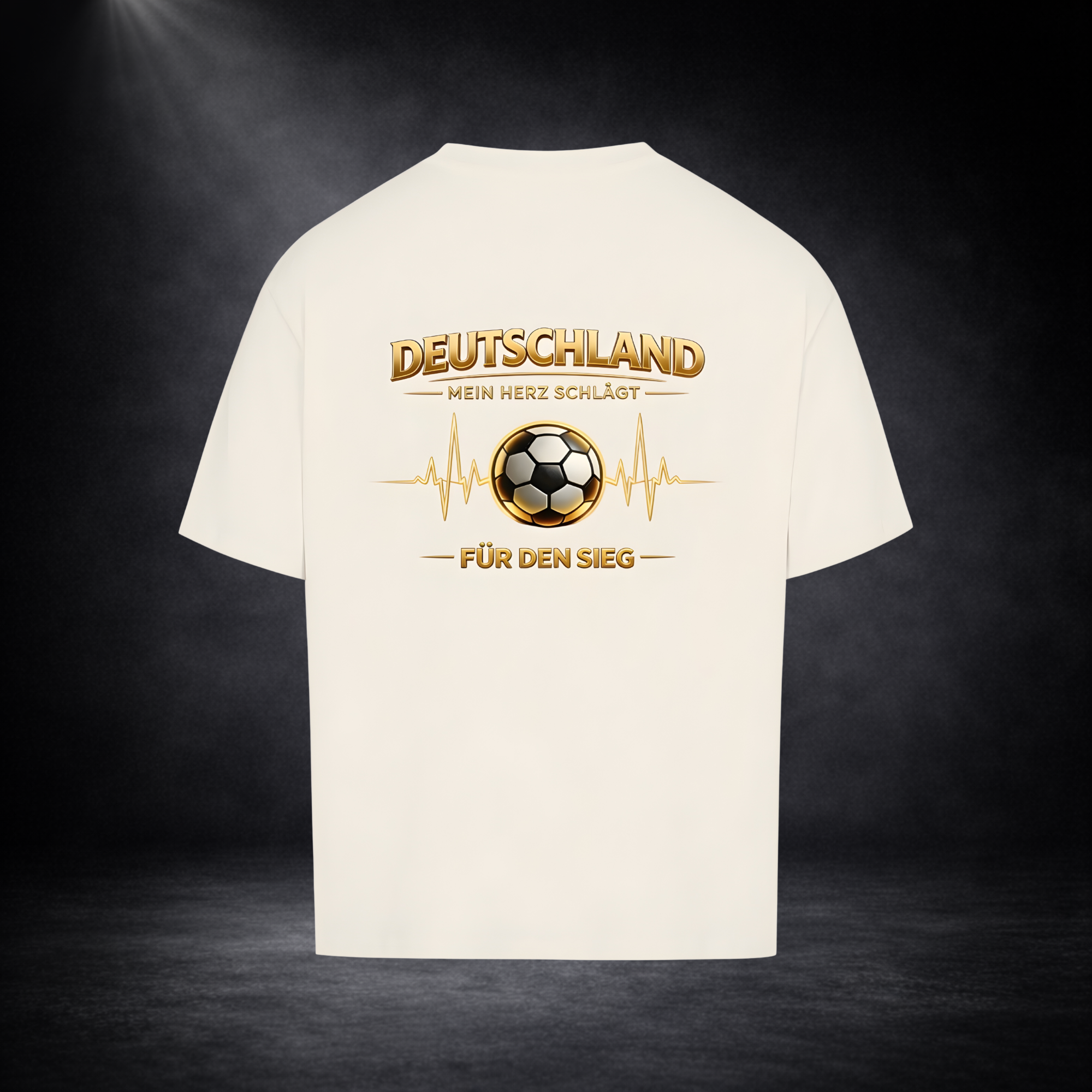 Beiges T-Shirt in Rückansicht vor dunklem Studio-Hintergrund, mit großem goldenen Fußball-Design und Schriftzug „Deutschland – Mein Herz schlägt für den Sieg“ in edler Optik