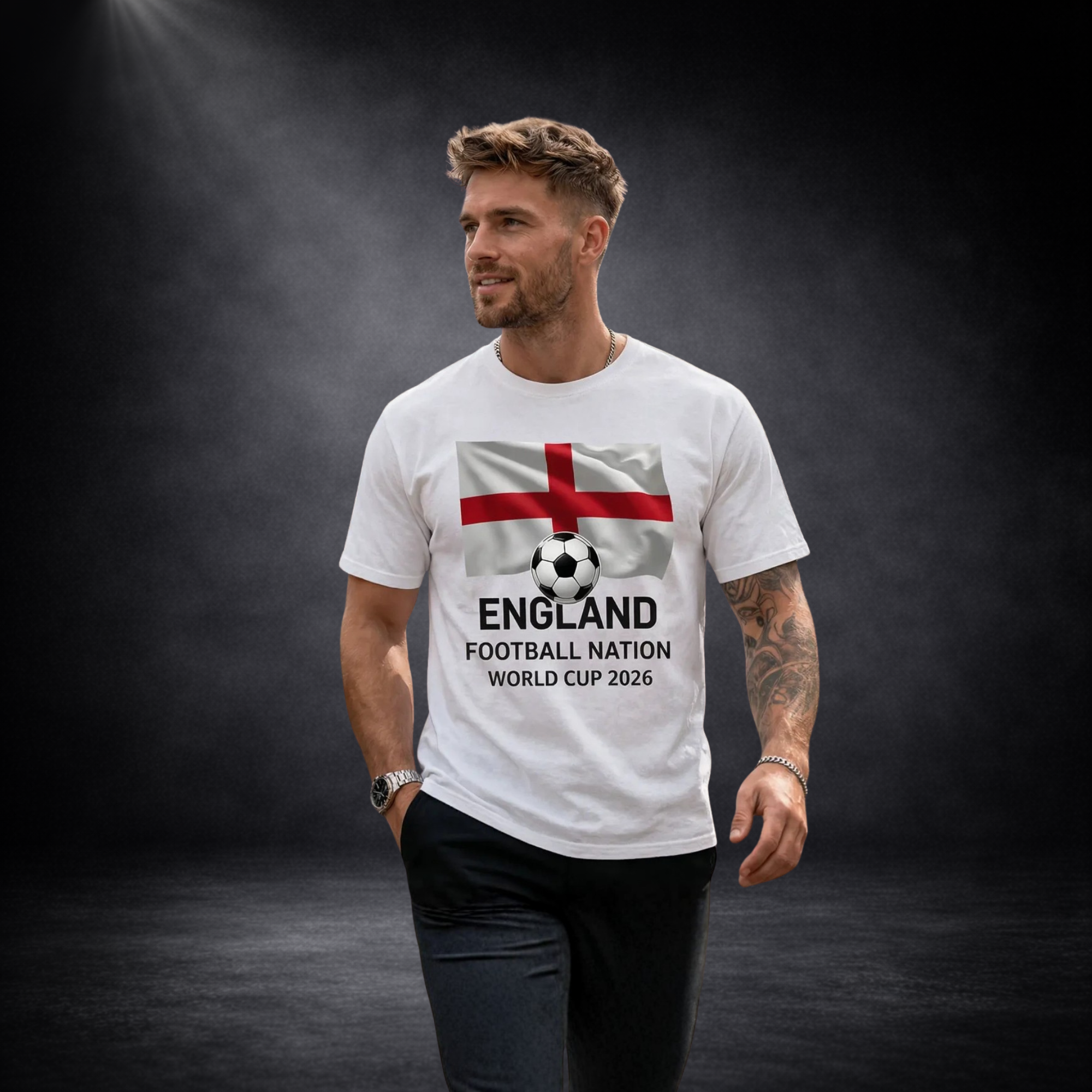 Männliches Model in Bewegung trägt ein weißes T-Shirt mit England-Flagge, Fußballmotiv und dem Schriftzug „England Football Nation World Cup 2026“ vor dunklem Studio-Hintergrund