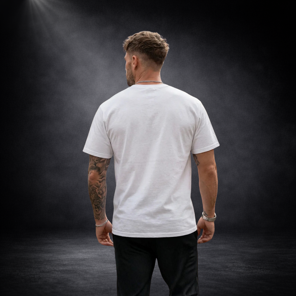 Rückansicht eines Mannes mit weißem T-Shirt ohne Druck vor dunklem Studio-Hintergrund