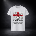 Graues T-Shirt mit England-Flagge, Fußballmotiv und „England Football Nation World Cup 2026“-Aufdruck vor dunklem Studio-Hintergrund