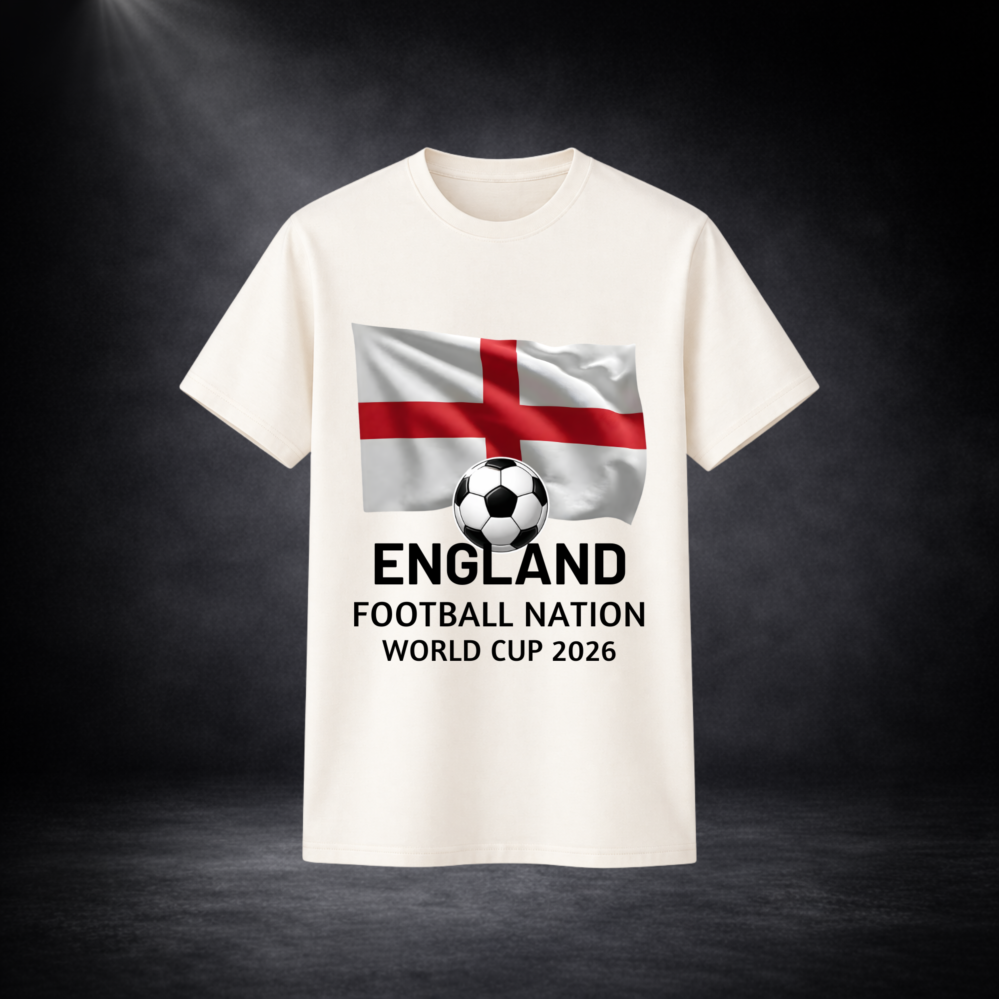 Beiges T-Shirt mit England-Flagge, Fußballmotiv und „England Football Nation World Cup 2026“-Aufdruck vor dunklem Studio-Hintergrund