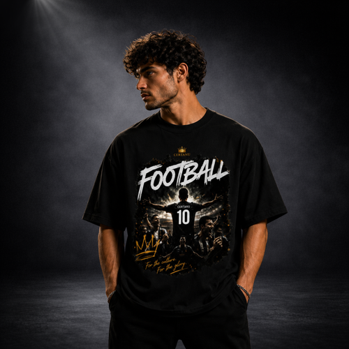 Junger Mann trägt ein schwarzes CERTANU Football Oversized T-Shirt im luxuriösen Studio-Look. Großes Fußball-Grafikdesign mit Spieler-Motiv auf der Vorderseite, moderne Fußball Streetwear, Premium Fanwear für Herren, sportlicher Lifestyle und hochwertiger Urban Fashion Style.