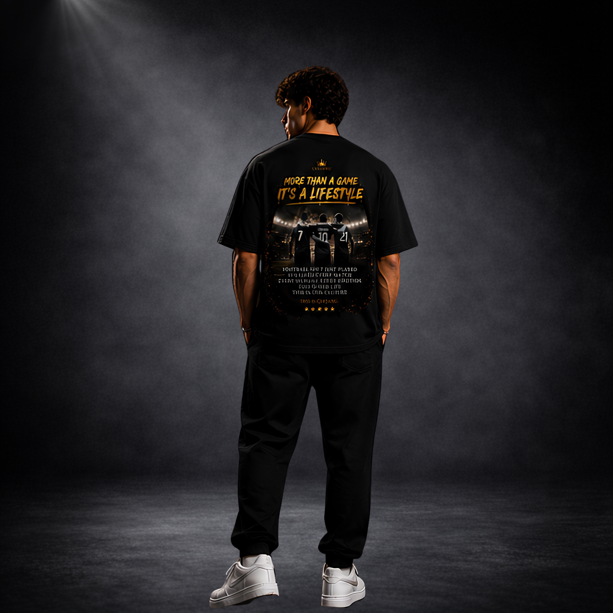Ganzkörperansicht eines jungen Mannes in schwarzem CERTANU Oversized Football T-Shirt mit großem Rückenprint. Das Backprint-Design zeigt drei Fußballspieler im Stadion unter Flutlicht mit dem Schriftzug „More Than A Game – It’s A Lifestyle“. Premium Fußball Streetwear, modernes Fan-Shirt, hochwertiger Oversized Fit, urbaner Lifestyle-Look und exklusive Fußballmode für echte Fußballfans.