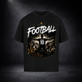Schwarzes CERTANU Football Oversized T-Shirt mit großem Fußball-Grafikdesign auf der Vorderseite. Dynamisches Spieler-Motiv mit Rückennummer 10, Stadion-Atmosphäre und goldenen Akzenten. Premium Fußball Streetwear für Herren, modernes Fan-Shirt, urbaner Lifestyle-Look und hochwertige Fußballmode für echte Fans.