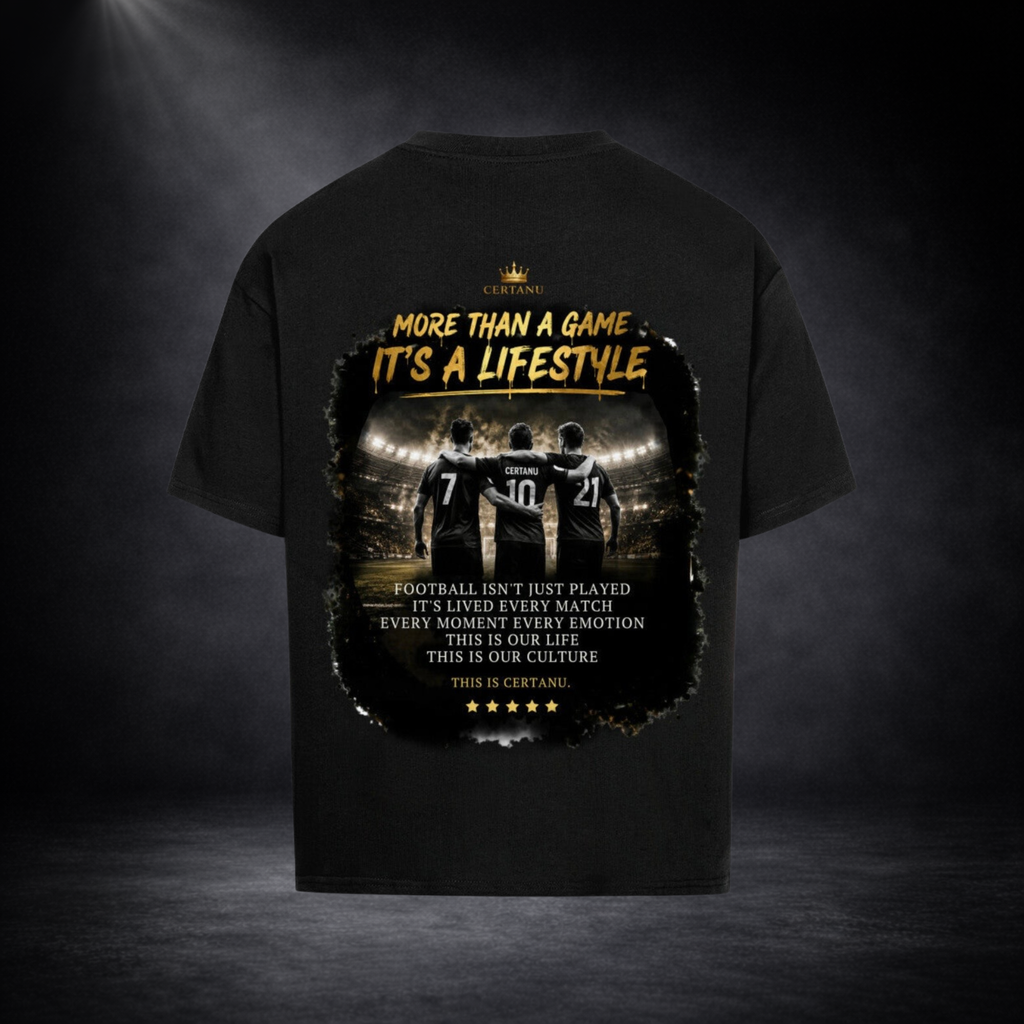 Schwarzes CERTANU Football Oversized T-Shirt mit großem Rückenprint. Das Design zeigt drei Fußballspieler im Stadion unter Flutlicht mit dem Statement „More Than A Game – It’s A Lifestyle“. Goldene Akzente, moderne Fußballgrafik und hochwertiger Backprint verleihen dem Shirt einen exklusiven Streetwear-Look. Premium Fußball Fan-Shirt für Herren, Oversized Fit, Stadion-Atmosphäre und moderne Fußballkultur.