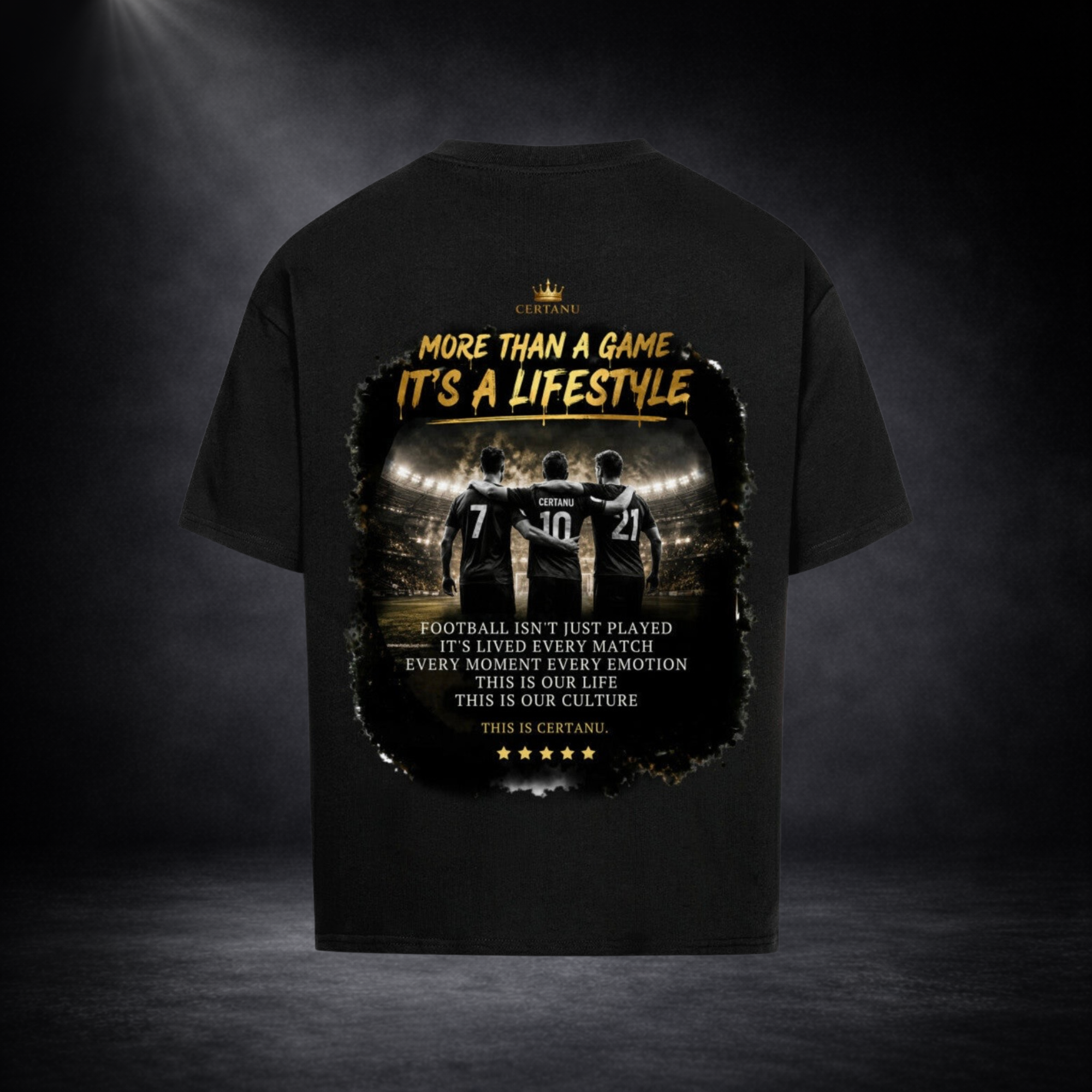 Schwarzes CERTANU Football Oversized T-Shirt mit großem Rückenprint. Das Design zeigt drei Fußballspieler im Stadion unter Flutlicht mit dem Statement „More Than A Game – It’s A Lifestyle“. Goldene Akzente, moderne Fußballgrafik und hochwertiger Backprint verleihen dem Shirt einen exklusiven Streetwear-Look. Premium Fußball Fan-Shirt für Herren, Oversized Fit, Stadion-Atmosphäre und moderne Fußballkultur.