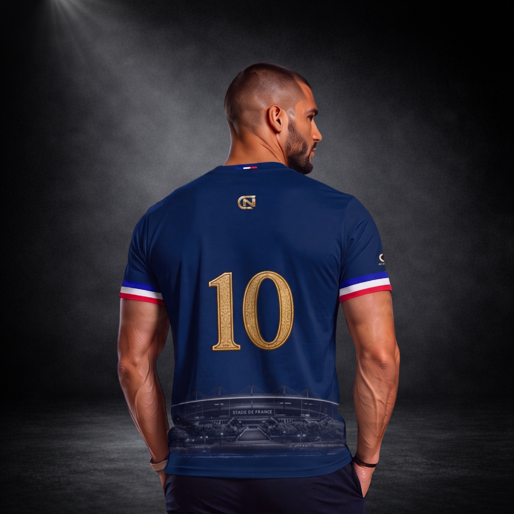 Rückansicht eines athletischen männlichen Models mit exklusivem dunkelblauem CERTANU Frankreich Fußballshirt vor elegantem dunklem Studiohintergrund. Die Rückseite zeigt eine große goldene Nummer 10 als zentrales Designelement sowie eine dezente Illustration des Stade de France im unteren Bereich. Rot-weiß-blaue Streifen an den Ärmeln und ein kleines CERTANU Logo im Nacken unterstreichen das hochwertige Premium-Design. Modernes Frankreich Fan-Shirt für Fußballfans, Weltmeisterschaft, Stadionbesuche, Sport, 