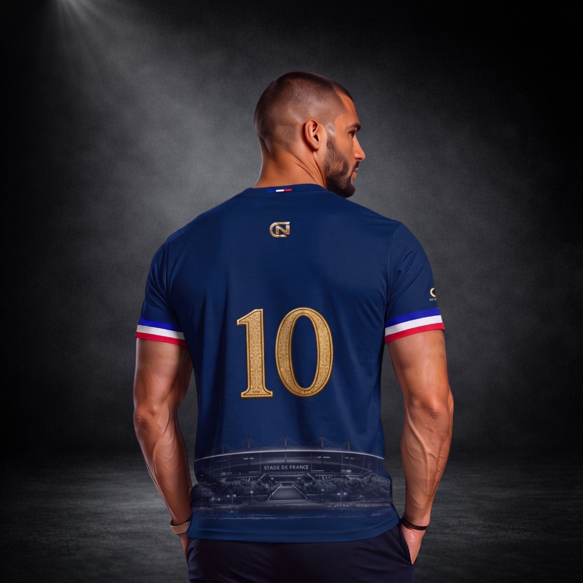 Rückansicht eines athletischen männlichen Models mit exklusivem dunkelblauem CERTANU Frankreich Fußballshirt vor elegantem dunklem Studiohintergrund. Die Rückseite zeigt eine große goldene Nummer 10 als zentrales Designelement sowie eine dezente Illustration des Stade de France im unteren Bereich. Rot-weiß-blaue Streifen an den Ärmeln und ein kleines CERTANU Logo im Nacken unterstreichen das hochwertige Premium-Design. Modernes Frankreich Fan-Shirt für Fußballfans, Weltmeisterschaft, Stadionbesuche, Sport, 