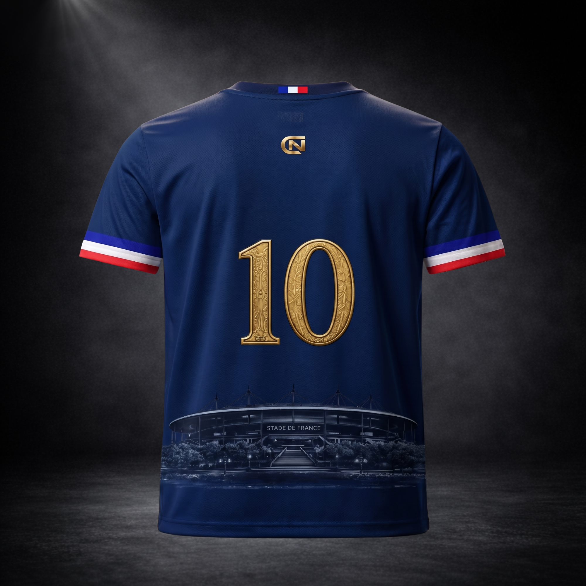 Rückansicht eines exklusiven dunkelblauen CERTANU Frankreich Fußballshirts vor elegantem dunklem Studiohintergrund. Im Mittelpunkt der Rückseite befindet sich eine große goldene Nummer 10 mit edler Strukturprägung. Im unteren Bereich ist das Stade de France als dezente monochrome Illustration integriert und verleiht dem Design einen hochwertigen Premium-Look. Rot-weiß-blaue Streifen an den Ärmeln sowie ein kleines CERTANU Logo unter dem Kragen greifen die französischen Nationalfarben stilvoll auf. Hochwerti