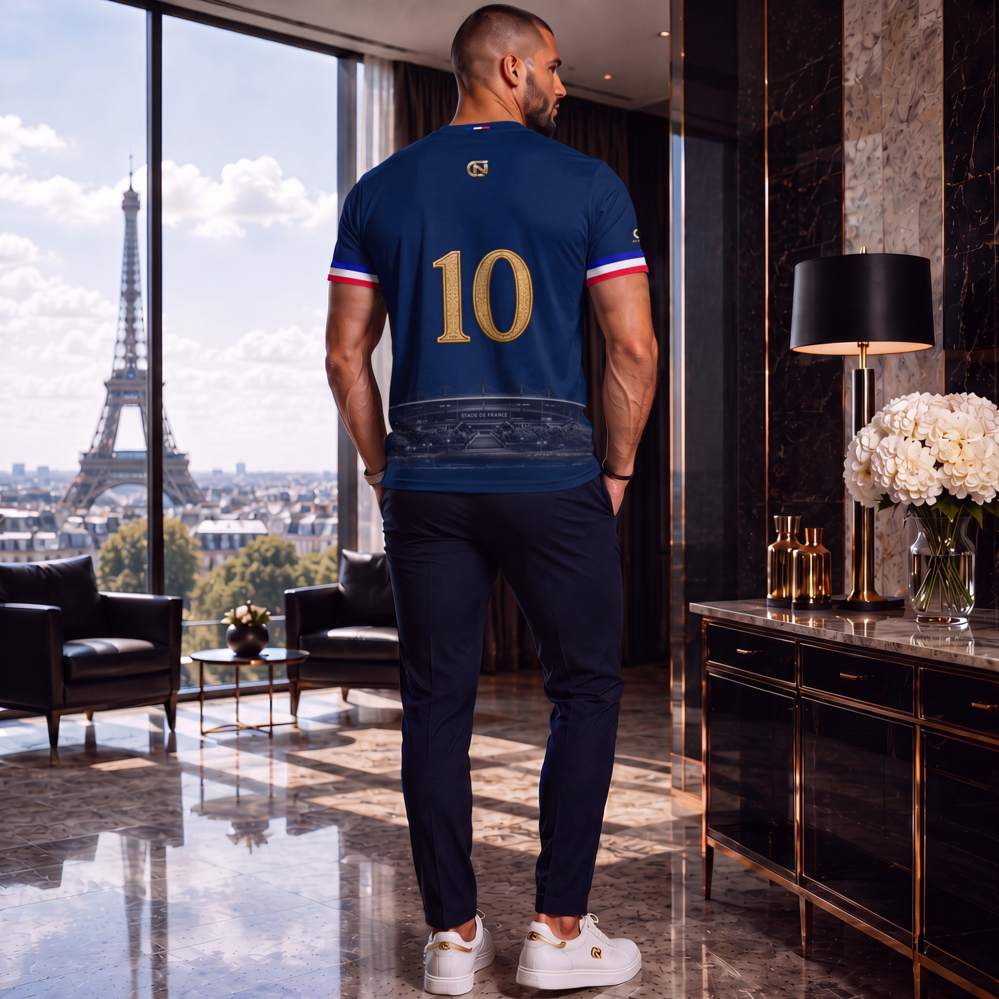 Rückansicht eines eleganten männlichen Models mit exklusivem dunkelblauem CERTANU Frankreich Fußballshirt in einem luxuriösen Penthouse mit Panoramablick auf den Eiffelturm in Paris. Die Rückseite des Premium Fanshirts wird von einer großen goldenen Nummer 10 dominiert, ergänzt durch eine dezente Illustration des Stade de France im unteren Bereich sowie ein kleines CERTANU Logo im Nacken. Rot-weiß-blaue Streifen an den Ärmeln greifen die Farben der französischen Nationalflagge auf und verleihen dem Shirt ei