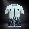 Premium CERTANU Frankreich Fan-Trikot in Hellblau mit detailreicher Paris-Illustration auf der Vorderseite vor dunklem Studiohintergrund. Das exklusive Fußballshirt zeigt den Eiffelturm, den Arc de Triomphe, Notre-Dame de Paris, das Panthéon und eine historische Pariser Brücke in einer hochwertigen monochromen Grafik. Ärmel und Kragen sind mit den Farben der französischen Nationalflagge gestaltet und verleihen dem Performance-Trikot einen eleganten sportlichen Look. Das atmungsaktive Funktionsshirt eignet s