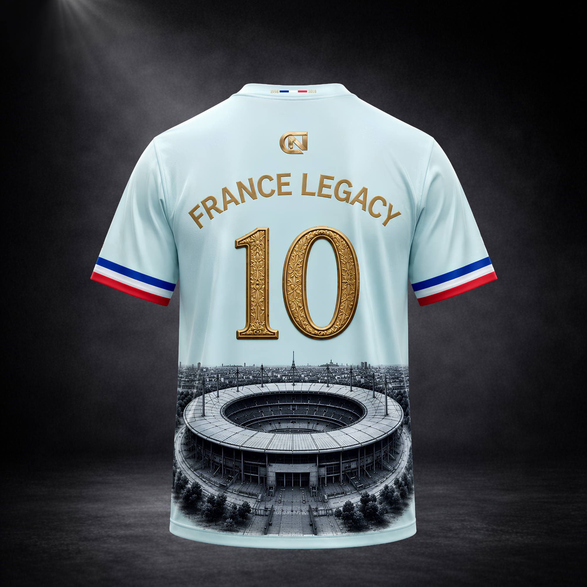 Rückansicht eines exklusiven hellblauen CERTANU Frankreich Fan-Trikots vor dunklem Studiohintergrund. Das Premium Fußballshirt zeigt den Schriftzug „France Legacy“, eine große goldene Nummer 10 mit hochwertiger Reliefstruktur sowie eine detailreiche Illustration des Stade de France im unteren Bereich. Ärmel und Kragen sind in den Farben der französischen Nationalflagge gestaltet und verleihen dem atmungsaktiven Performance-Trikot einen eleganten sportlichen Look. Ideal für Fußballfans, Stadionbesuche, Train