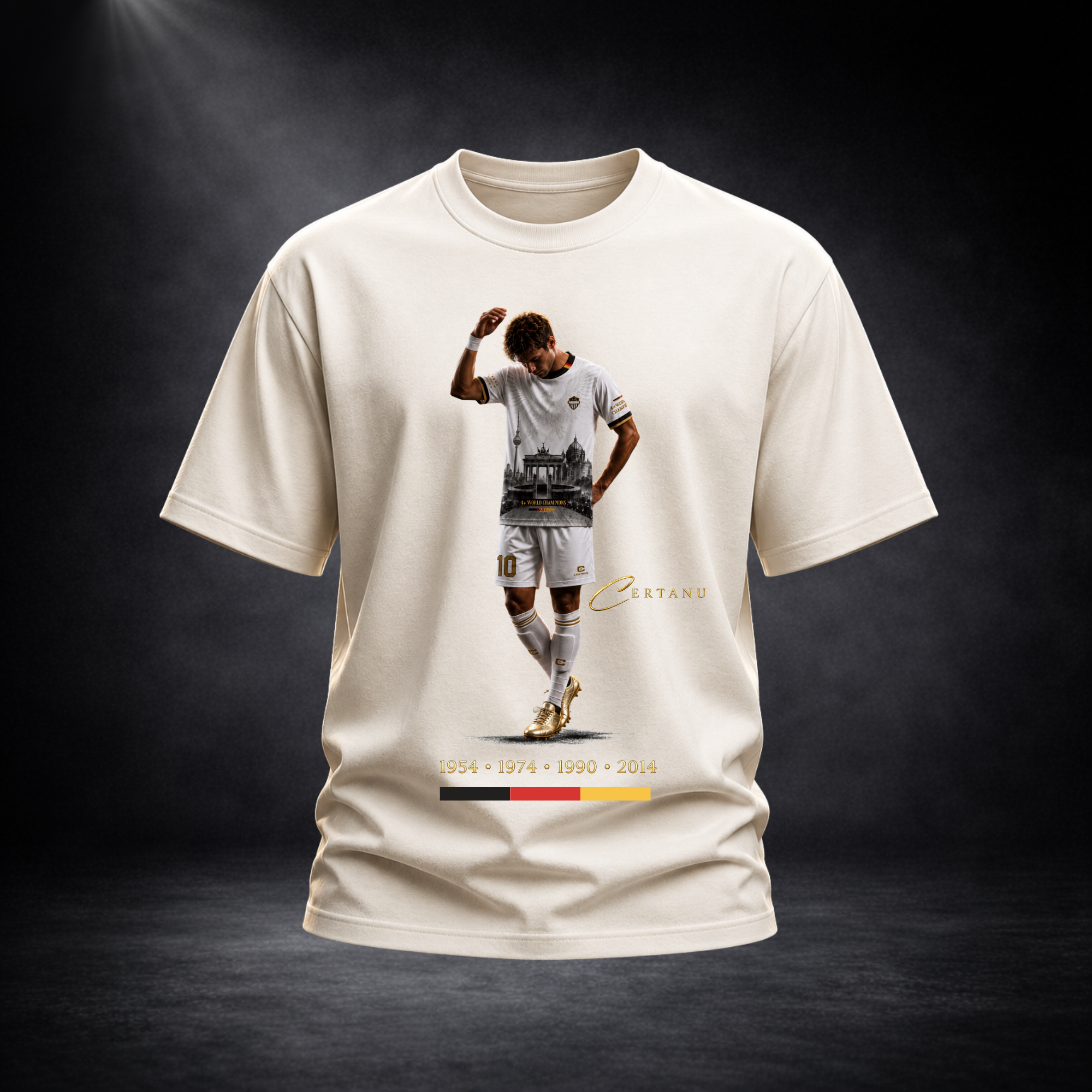 Vorderansicht eines cremeweißen CERTANU Deutschland Fan-Shirts vor dunklem Studiohintergrund mit Spotlight-Beleuchtung. Das exklusive Frontdesign zeigt einen Fußballspieler mit der Nummer 10 in weißem Trikot und goldenen Fußballschuhen. In das Motiv sind deutsche Wahrzeichen wie das Brandenburger Tor und Berliner Architektur integriert. Rechts neben dem Spieler befindet sich das goldene CERTANU-Logo. Unter dem Design stehen die Weltmeisterjahre 1954, 1974, 1990 und 2014 sowie ein Balken in den Farben Schwar
