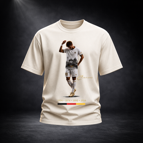 Vorderansicht eines cremeweißen CERTANU Deutschland Fan-Shirts vor dunklem Studiohintergrund mit Spotlight-Beleuchtung. Das exklusive Frontdesign zeigt einen Fußballspieler mit der Nummer 10 in weißem Trikot und goldenen Fußballschuhen. In das Motiv sind deutsche Wahrzeichen wie das Brandenburger Tor und Berliner Architektur integriert. Rechts neben dem Spieler befindet sich das goldene CERTANU-Logo. Unter dem Design stehen die Weltmeisterjahre 1954, 1974, 1990 und 2014 sowie ein Balken in den Farben Schwar