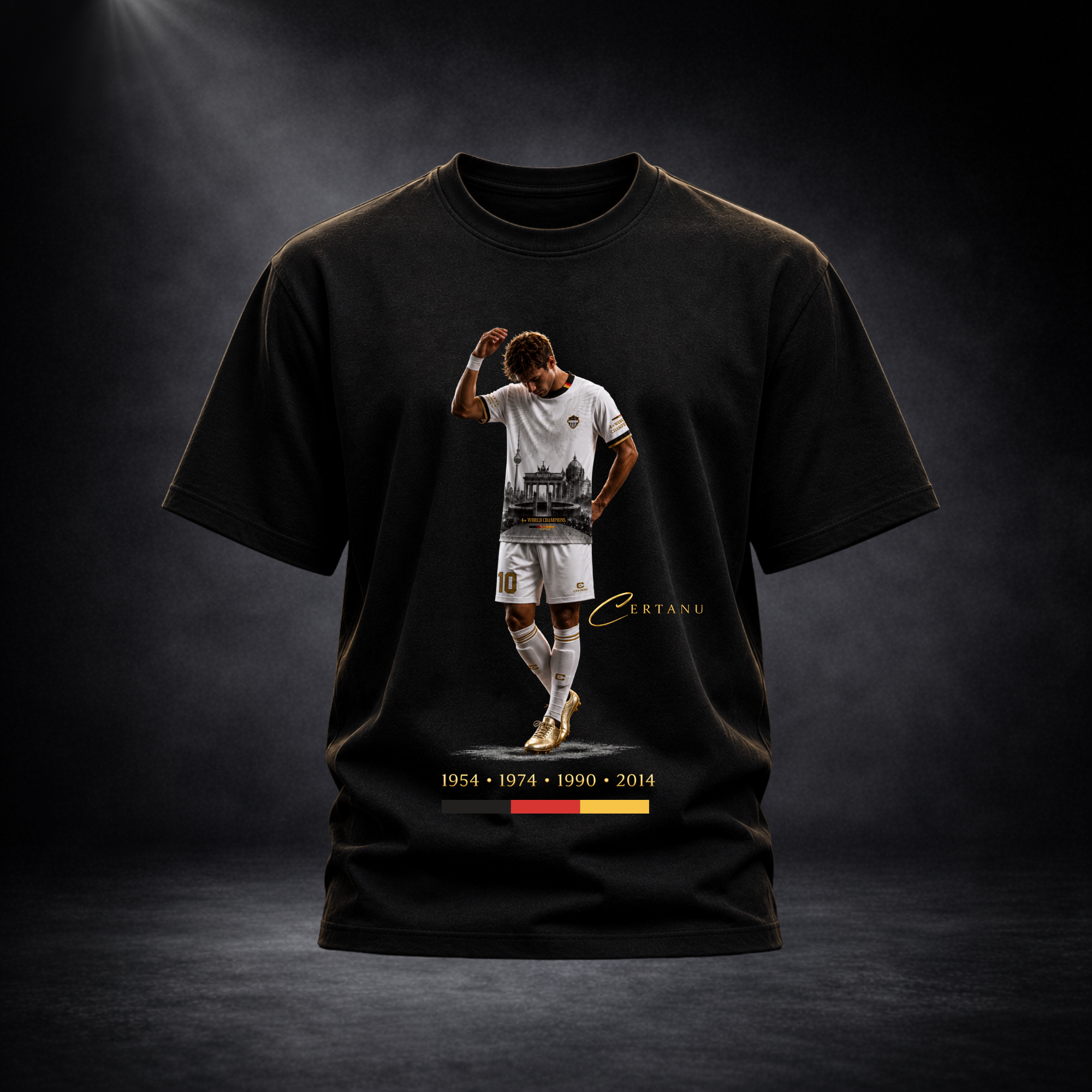 Schwarzes CERTANU Deutschland Fan-Shirt mit exklusivem Fußball-Design vor dunklem Studiohintergrund. Auf der Vorderseite ist ein Fußballspieler in weißem Trikot mit goldenen Schuhen dargestellt, kombiniert mit einer stilisierten Berliner Skyline und dem Brandenburger Tor. Unter dem Motiv stehen die Weltmeisterjahre 1954, 1974, 1990 und 2014 sowie die deutschen Nationalfarben. Das Premium-Shirt verbindet Fußballgeschichte, Deutschland-Stolz und moderne Streetwear-Optik. Hochwertiges Produktfoto für Shopify, 