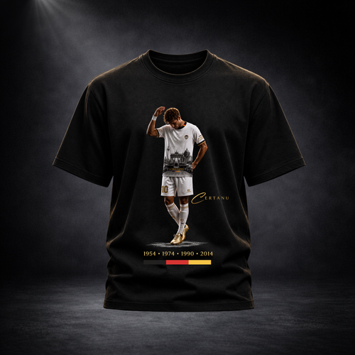 Schwarzes CERTANU Deutschland Fan-Shirt mit exklusivem Fußball-Design vor dunklem Studiohintergrund. Auf der Vorderseite ist ein Fußballspieler in weißem Trikot mit goldenen Schuhen dargestellt, kombiniert mit einer stilisierten Berliner Skyline und dem Brandenburger Tor. Unter dem Motiv stehen die Weltmeisterjahre 1954, 1974, 1990 und 2014 sowie die deutschen Nationalfarben. Das Premium-Shirt verbindet Fußballgeschichte, Deutschland-Stolz und moderne Streetwear-Optik. Hochwertiges Produktfoto für Shopify, 
