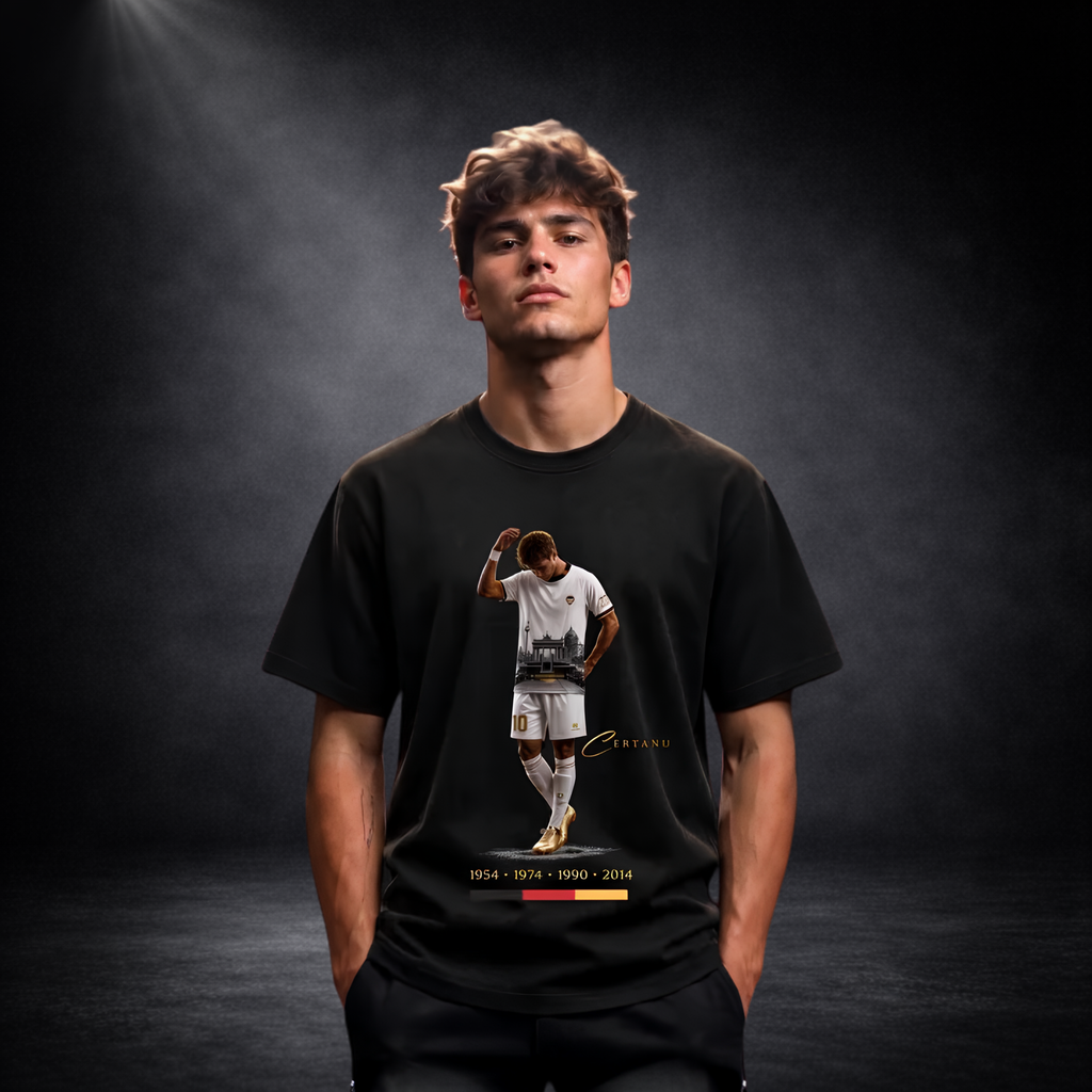Junger Mann trägt ein schwarzes CERTANU Premium T-Shirt mit exklusivem Fußballspieler-Motiv in einem dunklen Studio. Das Design zeigt einen Fußballspieler im weißen Trikot mit gesenktem Kopf vor einer stilisierten Stadionszene sowie den Jahreszahlen 1954, 1974, 1990 und 2014 als Hommage an die deutschen Weltmeistertitel. Goldene Details und dezentes CERTANU-Logo verleihen dem Shirt einen hochwertigen Streetwear-Look. Das moderne Baumwoll-T-Shirt eignet sich ideal für Fußballfans, Freizeit, Stadionbesuche, S
