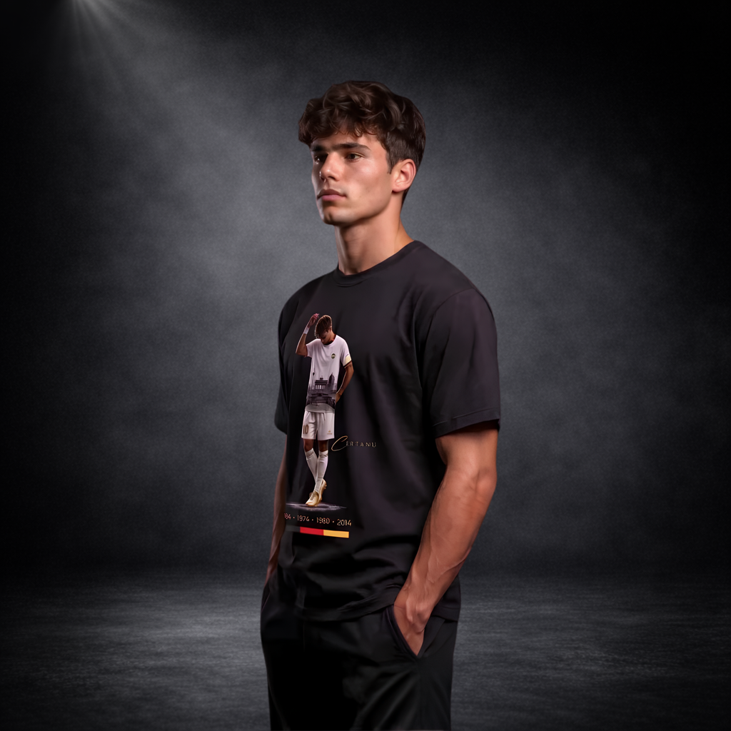 Seitenansicht eines jungen Mannes im schwarzen CERTANU Premium T-Shirt mit exklusivem Fußballspieler-Design vor dunklem Studiohintergrund. Das Motiv zeigt einen Fußballspieler im weißen Trikot mit gesenktem Kopf und goldenen Akzenten als Hommage an die deutschen Weltmeistertitel 1954, 1974, 1990 und 2014. Das hochwertige Baumwollshirt überzeugt mit modernem Regular Fit und stilvollem Streetwear-Look. Ideal für Fußballfans, Stadionbesuche, Freizeit, Alltag und die FIFA Fußball-Weltmeisterschaft.
