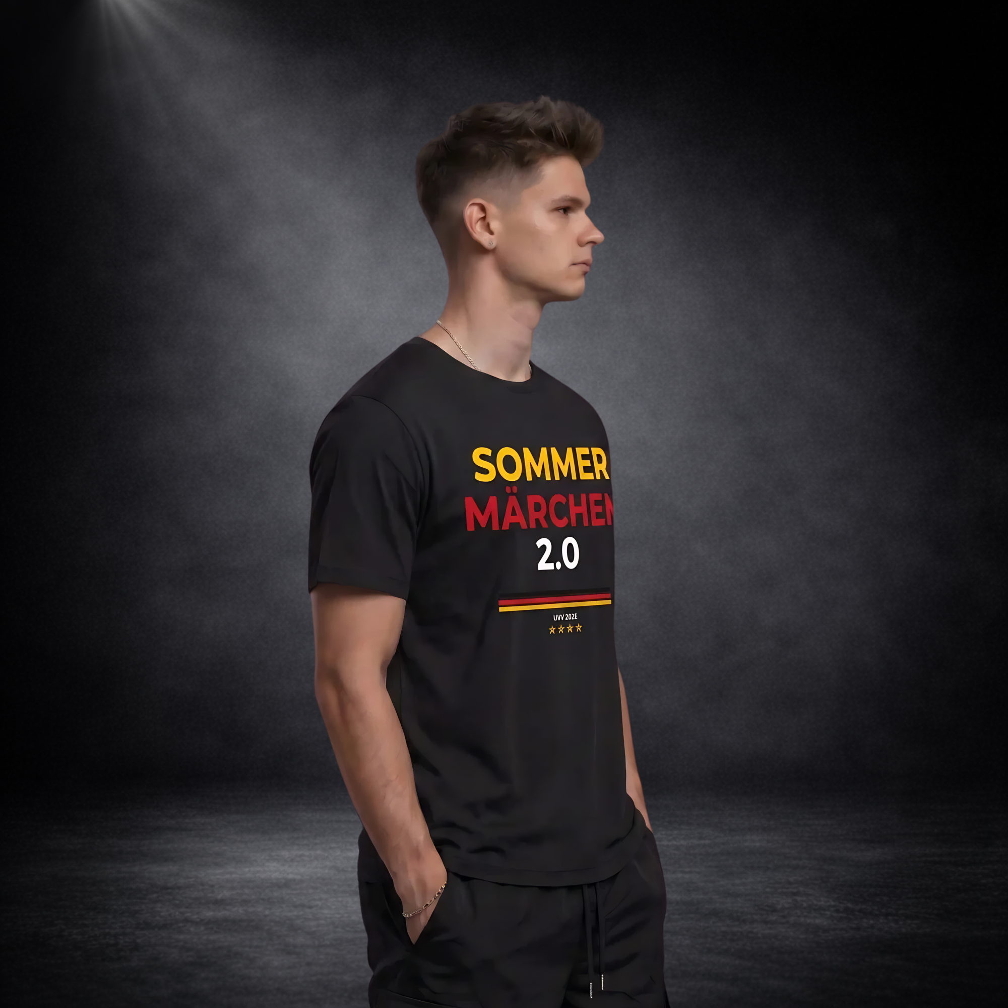 Schwarzes Deutschland Fußball Fan T-Shirt „Sommermärchen 2.0“ WM 2026 mit Schwarz-Rot-Gold Print, Seitenansicht am Model, minimalistisches Streetwear Design vor dunklem Studiohintergrund