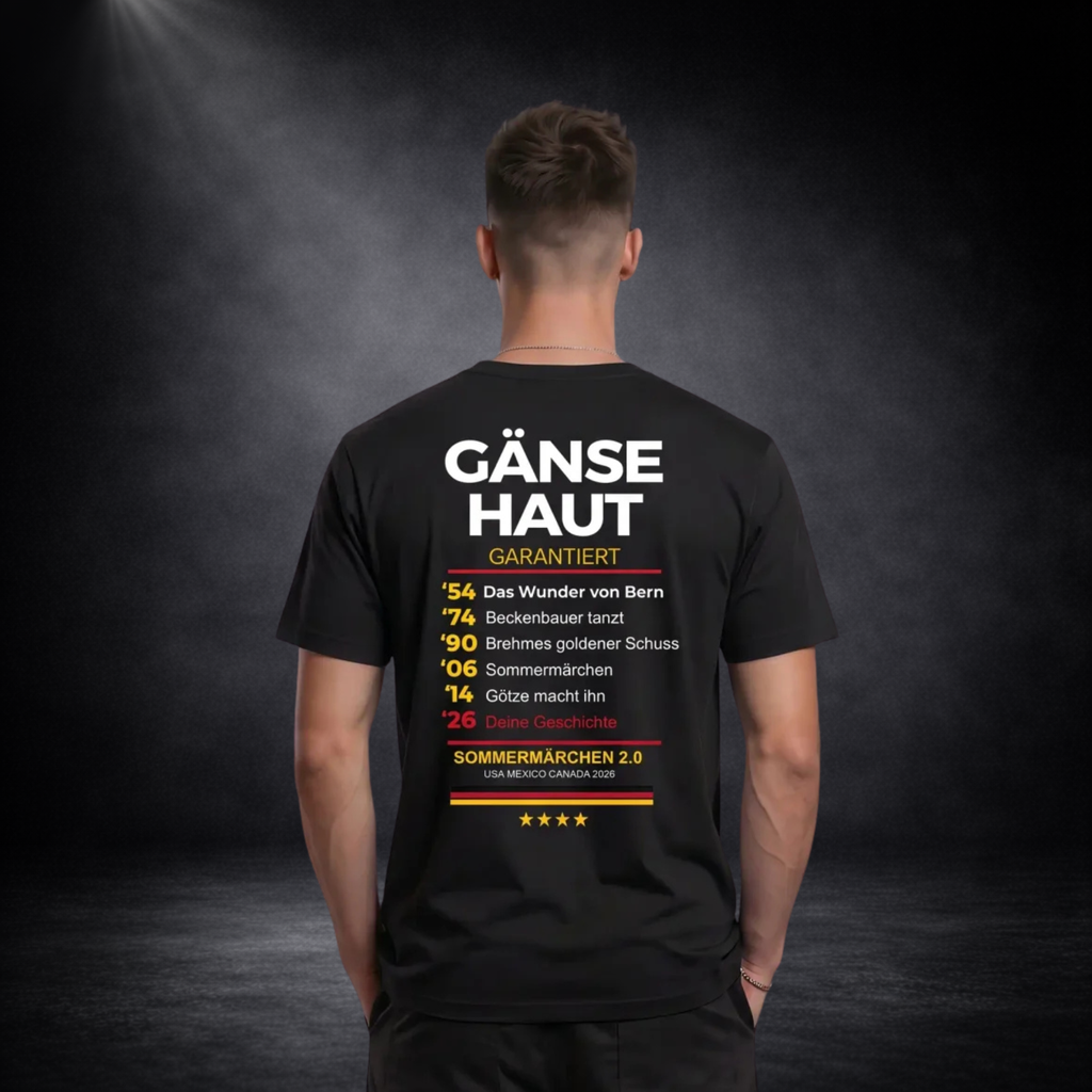 Schwarzes Deutschland WM 2026 Fan T-Shirt Rückseite mit „Gänsehaut garantiert“ Print, historische Titel 1954–2014 und „Deine Geschichte 2026“, Fußball Streetwear Design am Model vor dunklem Studiohintergrund