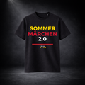 Schwarzes Deutschland WM 2026 T-Shirt mit „Sommermärchen 2.0“ Print in Schwarz-Rot-Gold, minimalistisches Fußball Fan Shirt, freigestelltes Produktbild vor dunklem Hintergrund