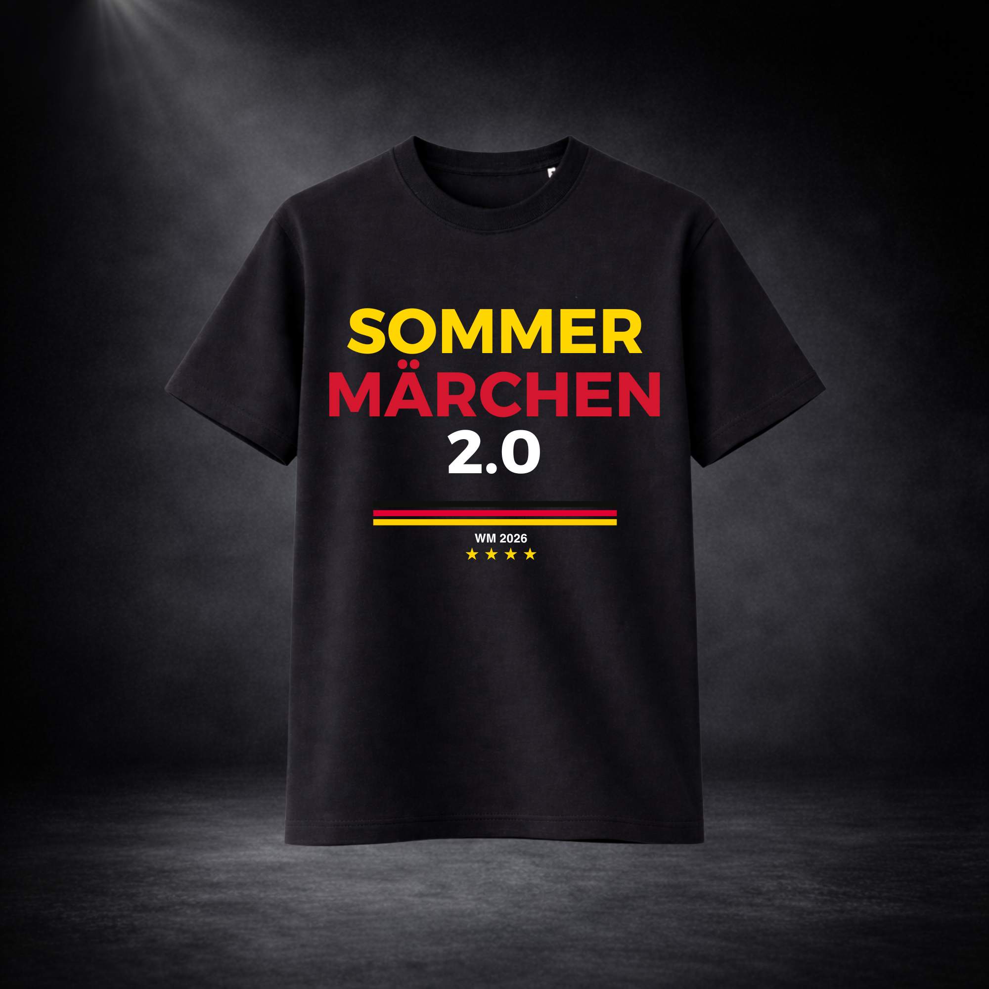 Schwarzes Deutschland WM 2026 T-Shirt mit „Sommermärchen 2.0“ Print in Schwarz-Rot-Gold, minimalistisches Fußball Fan Shirt, freigestelltes Produktbild vor dunklem Hintergrund