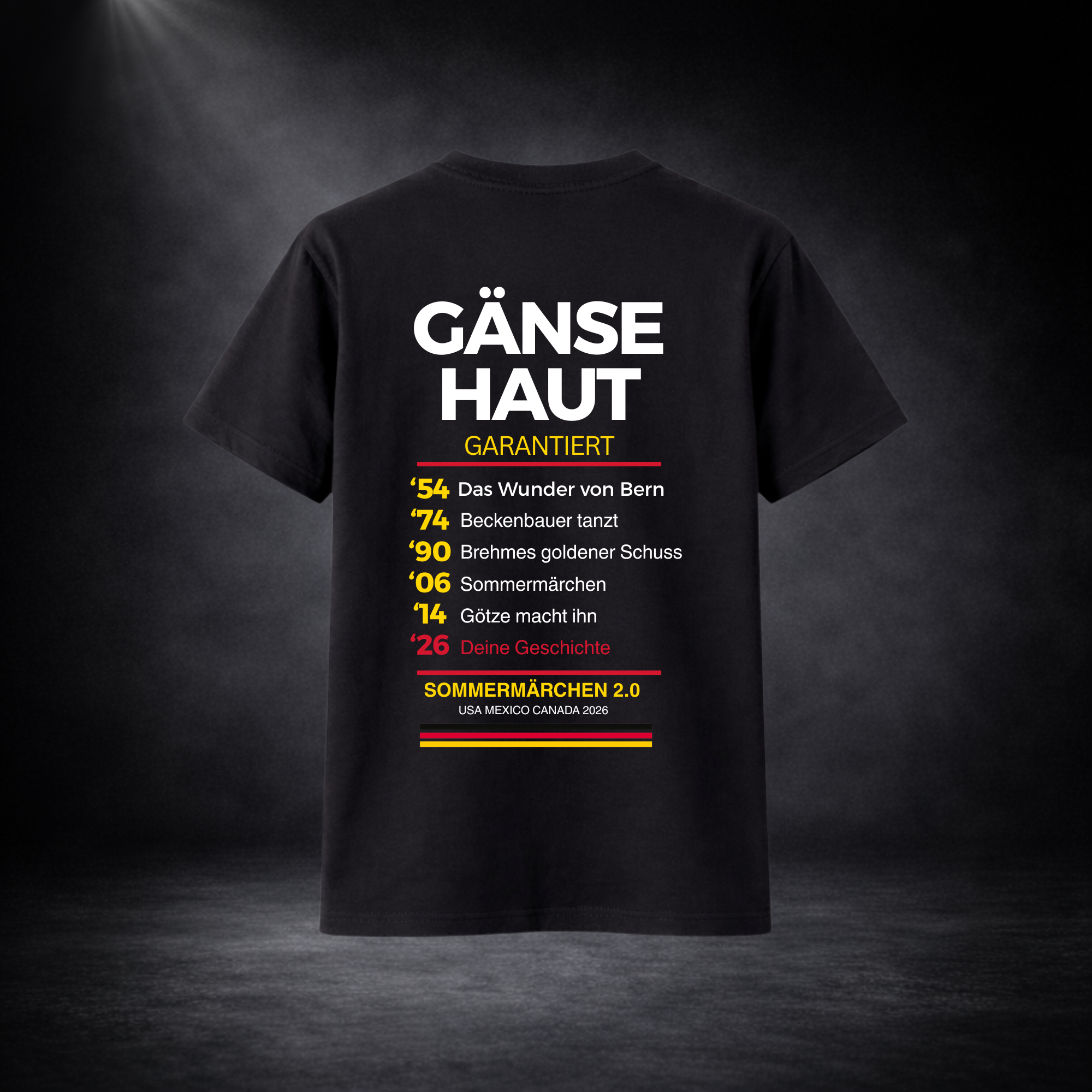 Schwarzes Deutschland Fußball Fan T-Shirt Rückseite „Gänsehaut garantiert“ mit WM-Historie 1954–2014 und „Deine Geschichte 2026“, Schwarz-Rot-Gold Design, freigestelltes Produktbild vor dunklem Hintergrund